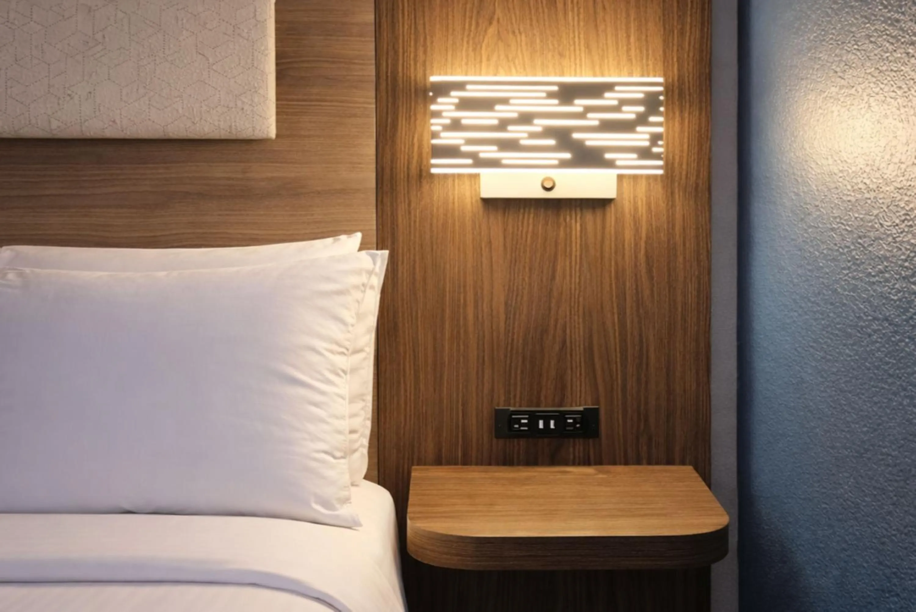 Photo of the whole room, Bed in Holiday Inn Express Hotel & Suites St. Paul - Woodbury by IHG