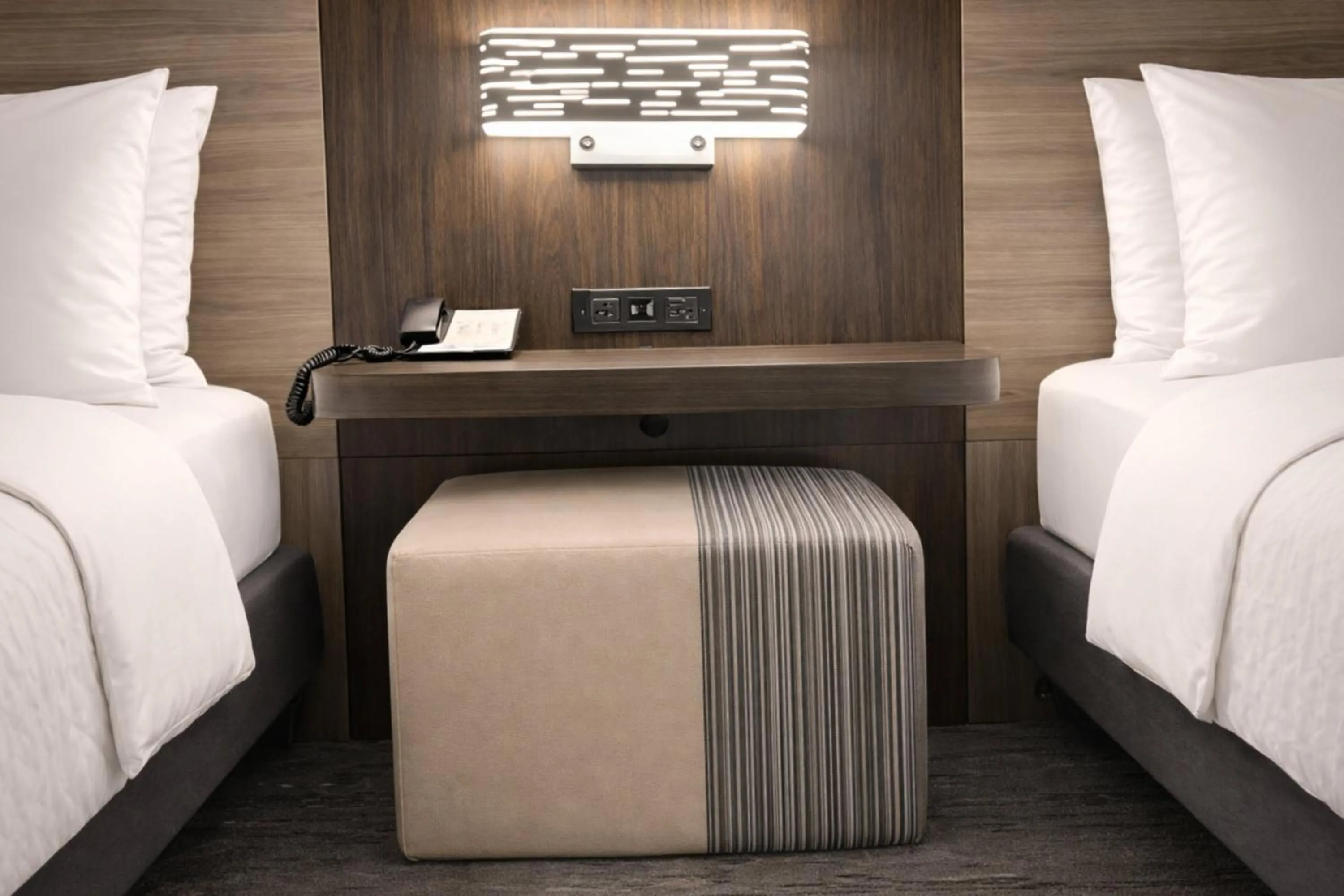 Photo of the whole room, Bed in Holiday Inn Express Hotel & Suites St. Paul - Woodbury by IHG