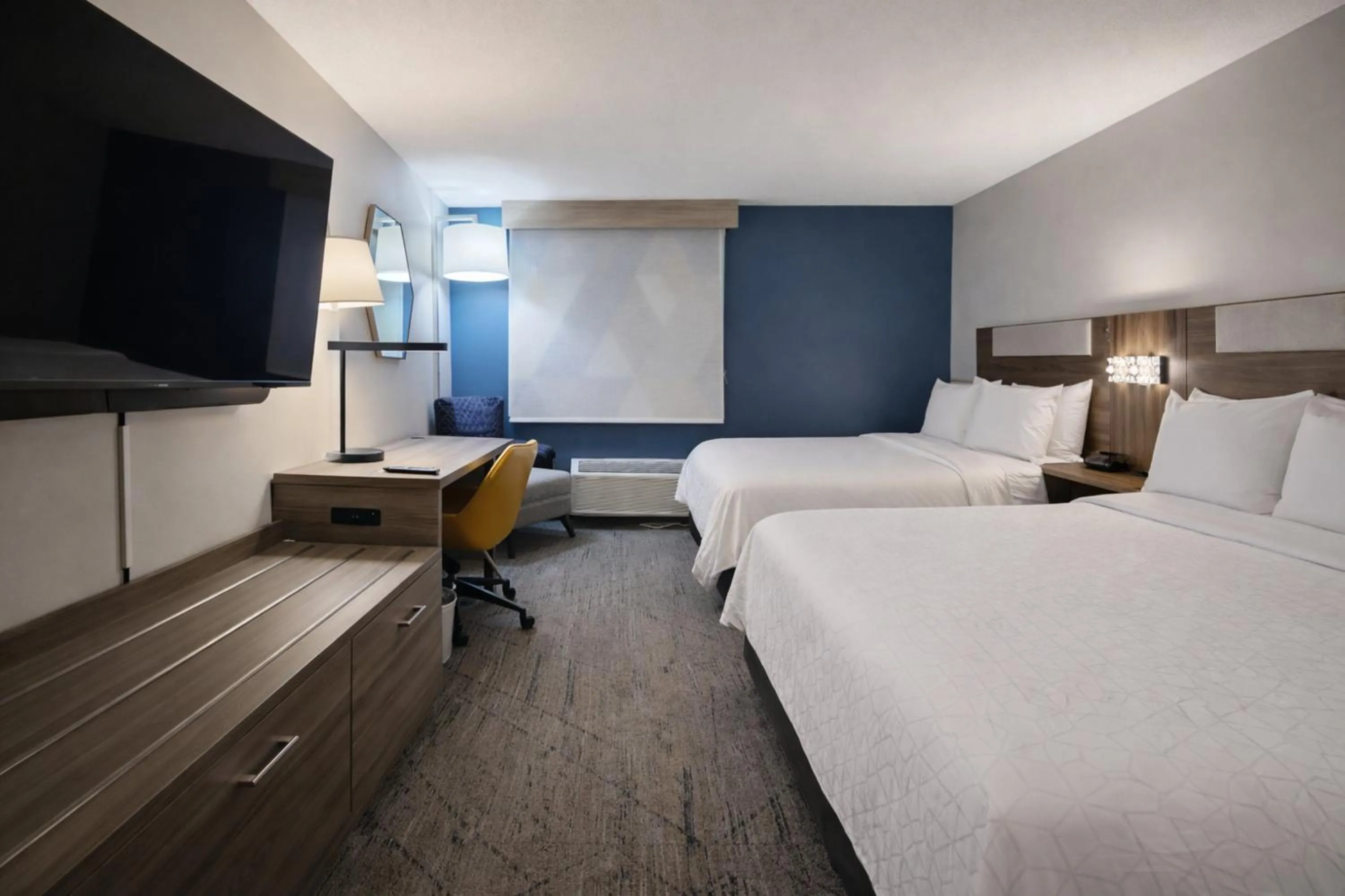 Photo of the whole room, Bed in Holiday Inn Express Hotel & Suites St. Paul - Woodbury by IHG