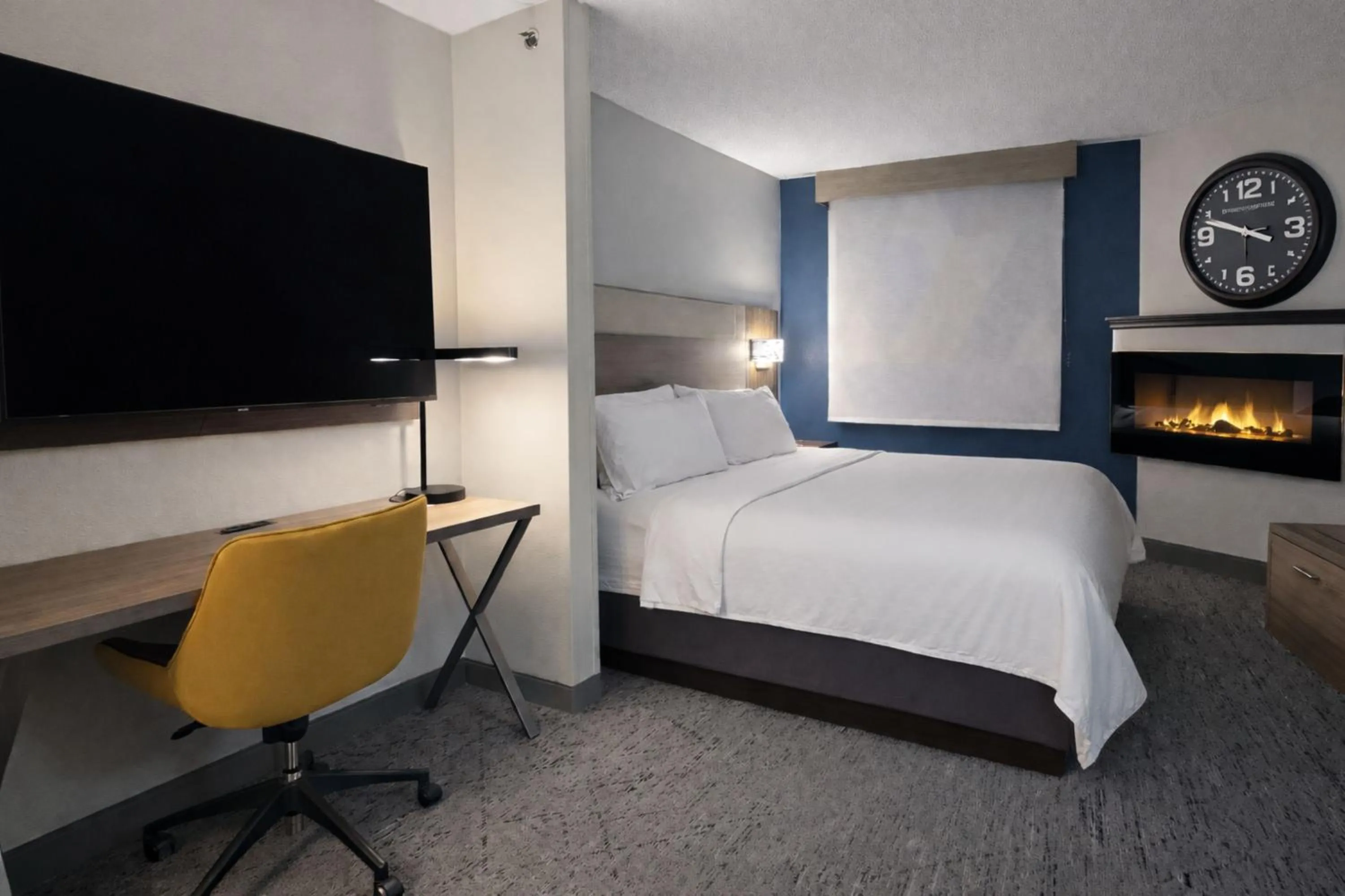 Photo of the whole room, Bed in Holiday Inn Express Hotel & Suites St. Paul - Woodbury by IHG