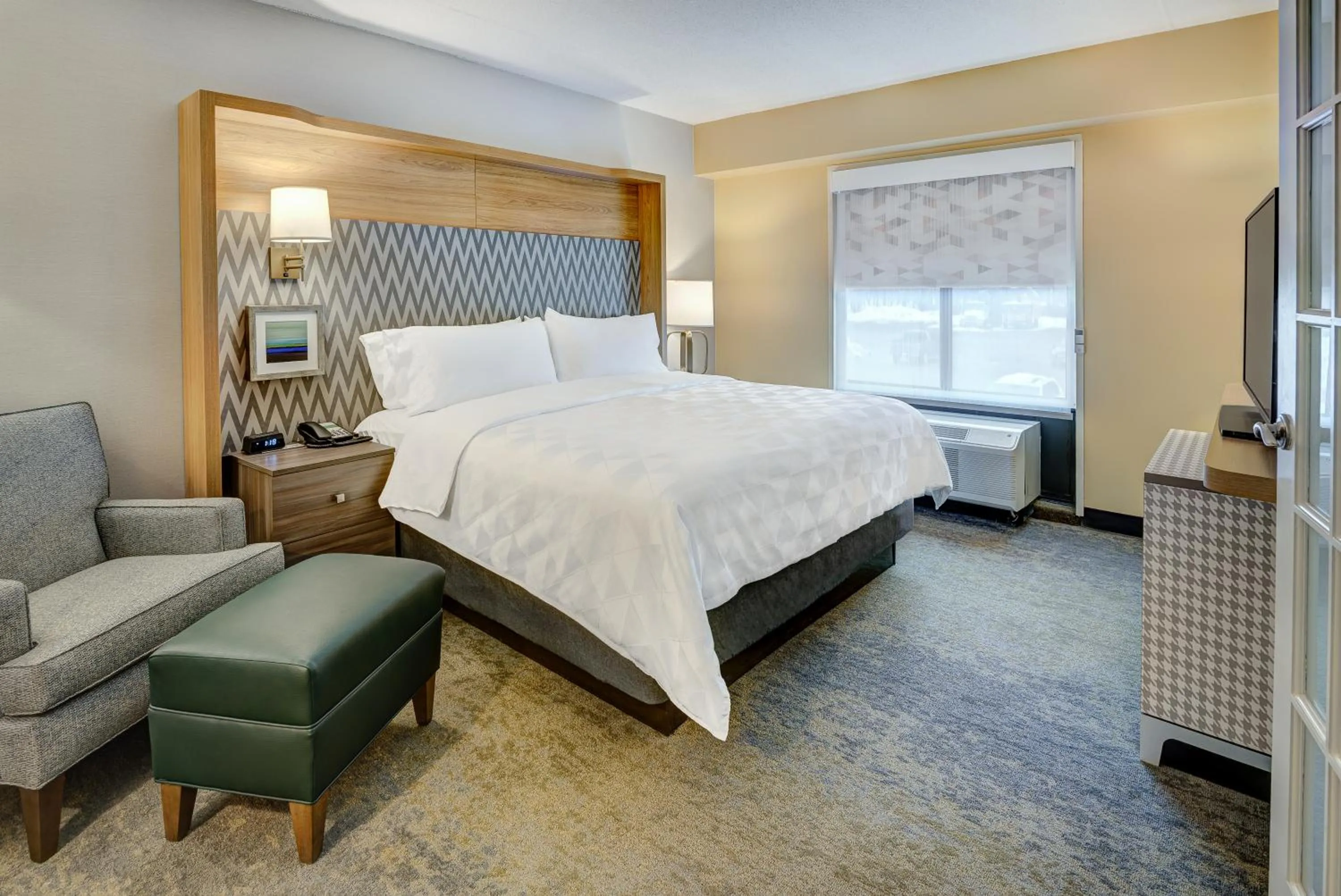 Bed in Holiday Inn East Windsor by IHG