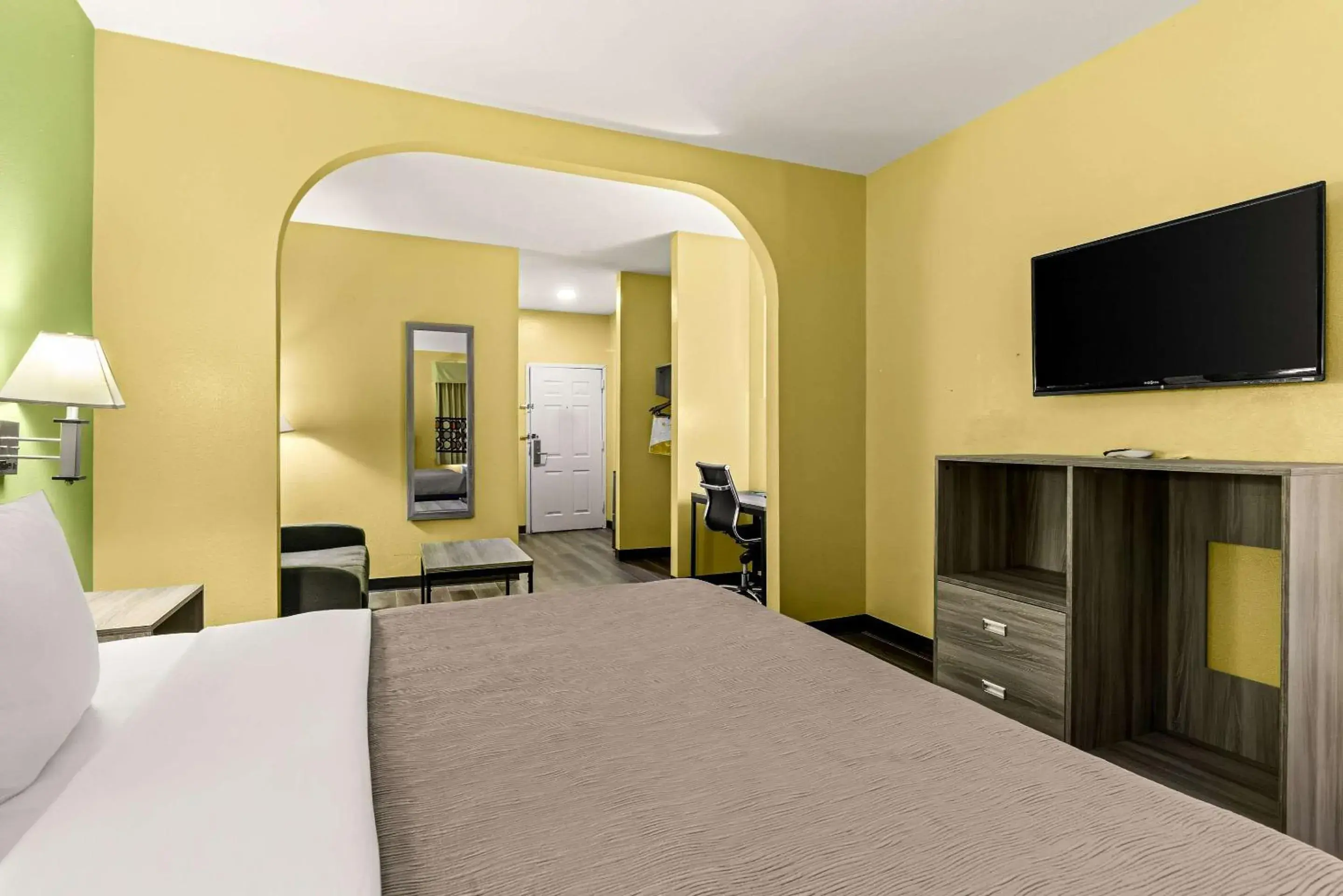 Bedroom, Bed in Quality Inn Bay City TX Bedroom, Bed in Quality Inn Bay City TX