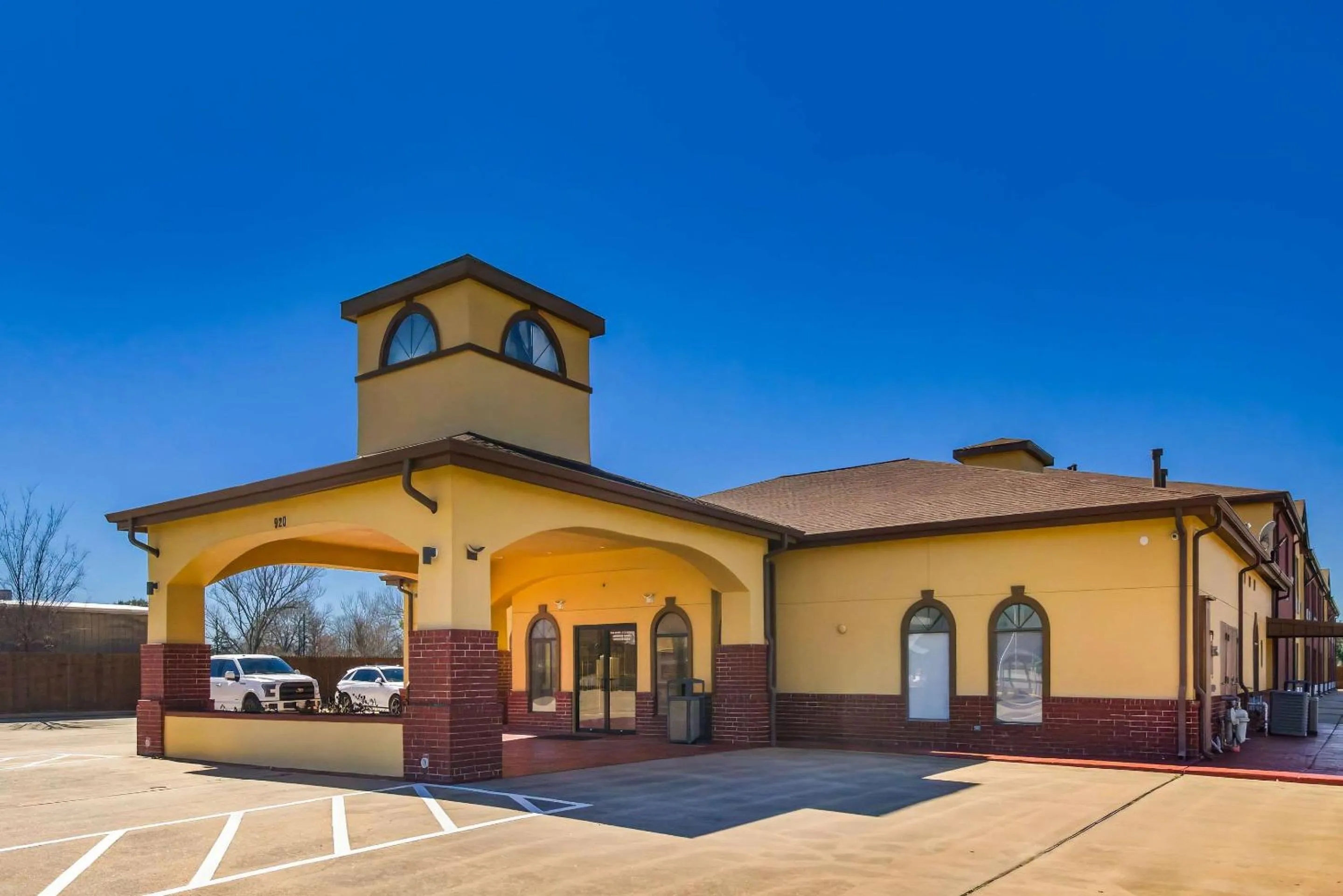 Property building in Quality Inn Bay City TX