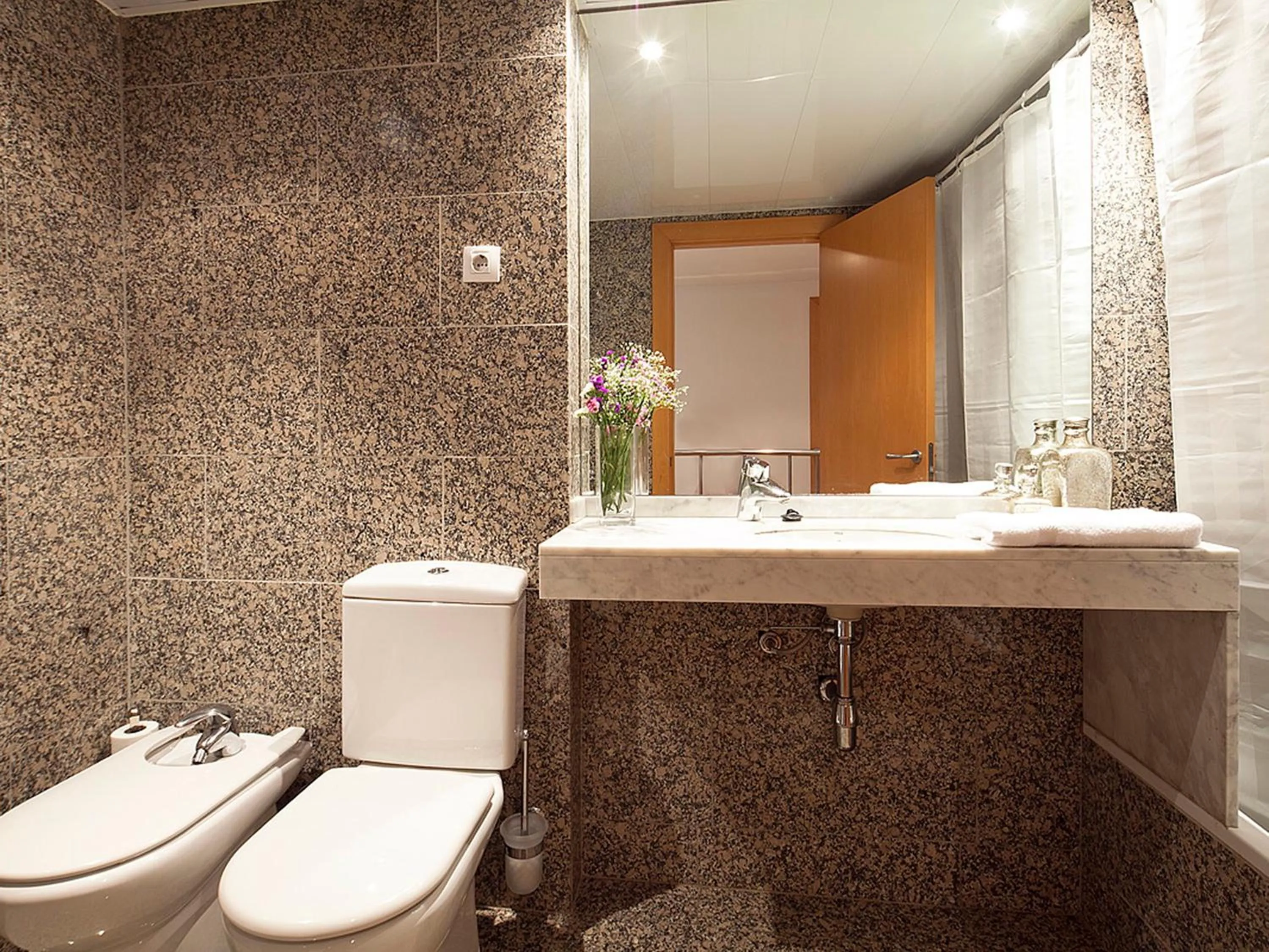 Bathroom in Apartment Barcelona Rentals - Park Güell Apartments