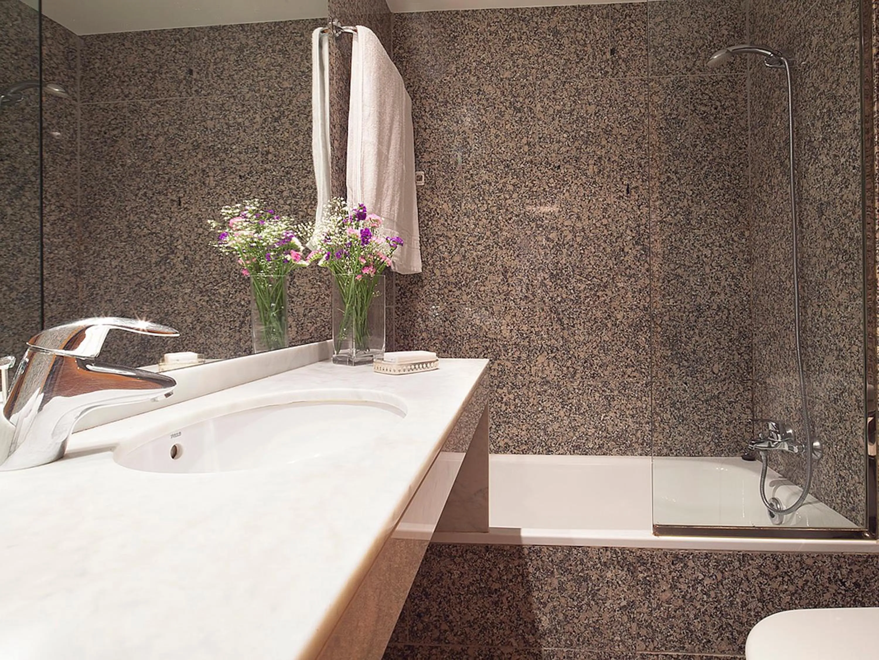 Bathroom in Apartment Barcelona Rentals - Park Güell Apartments