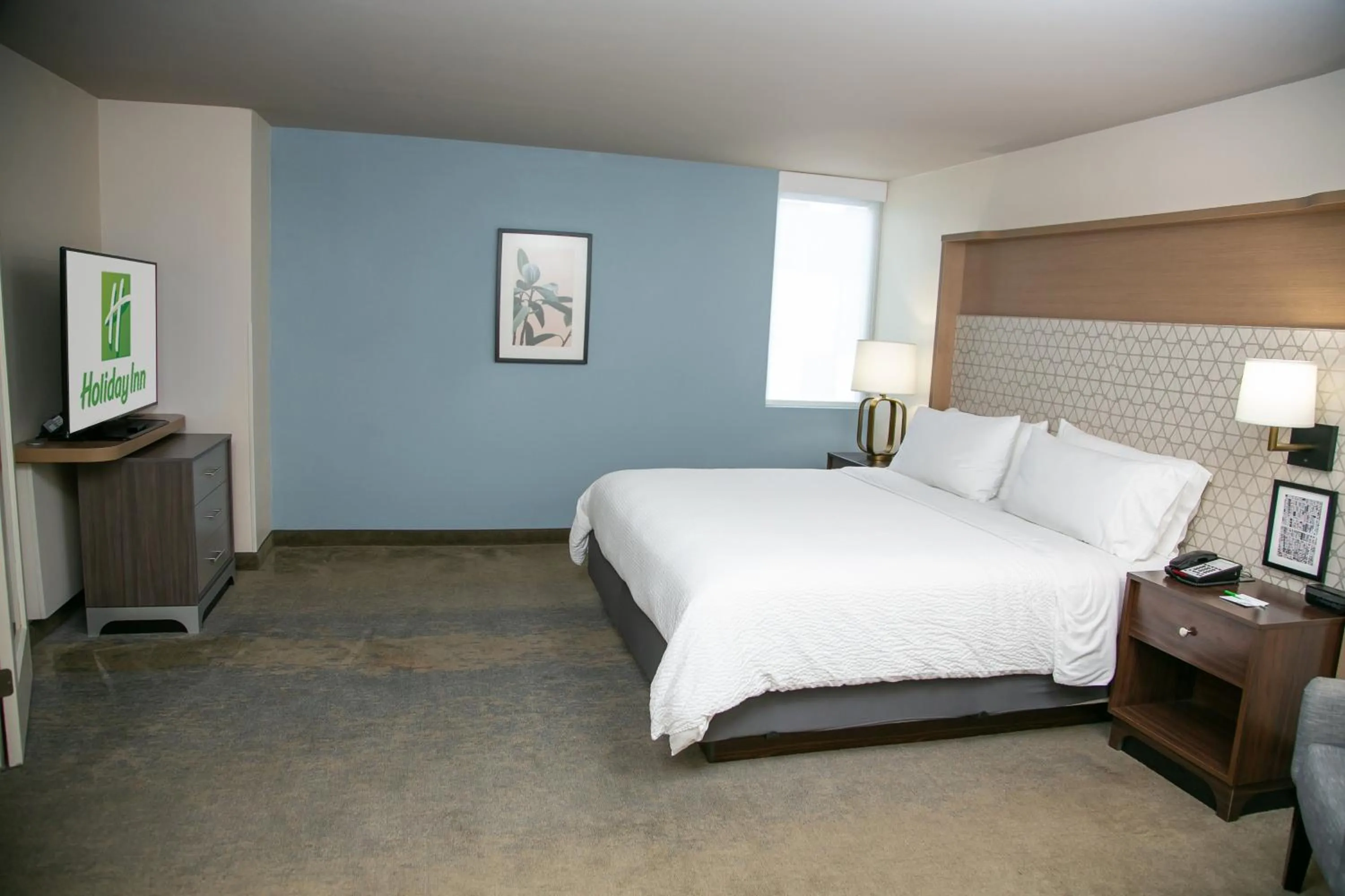 Photo of the whole room, Bed in Holiday Inn Metairie New Orleans by IHG