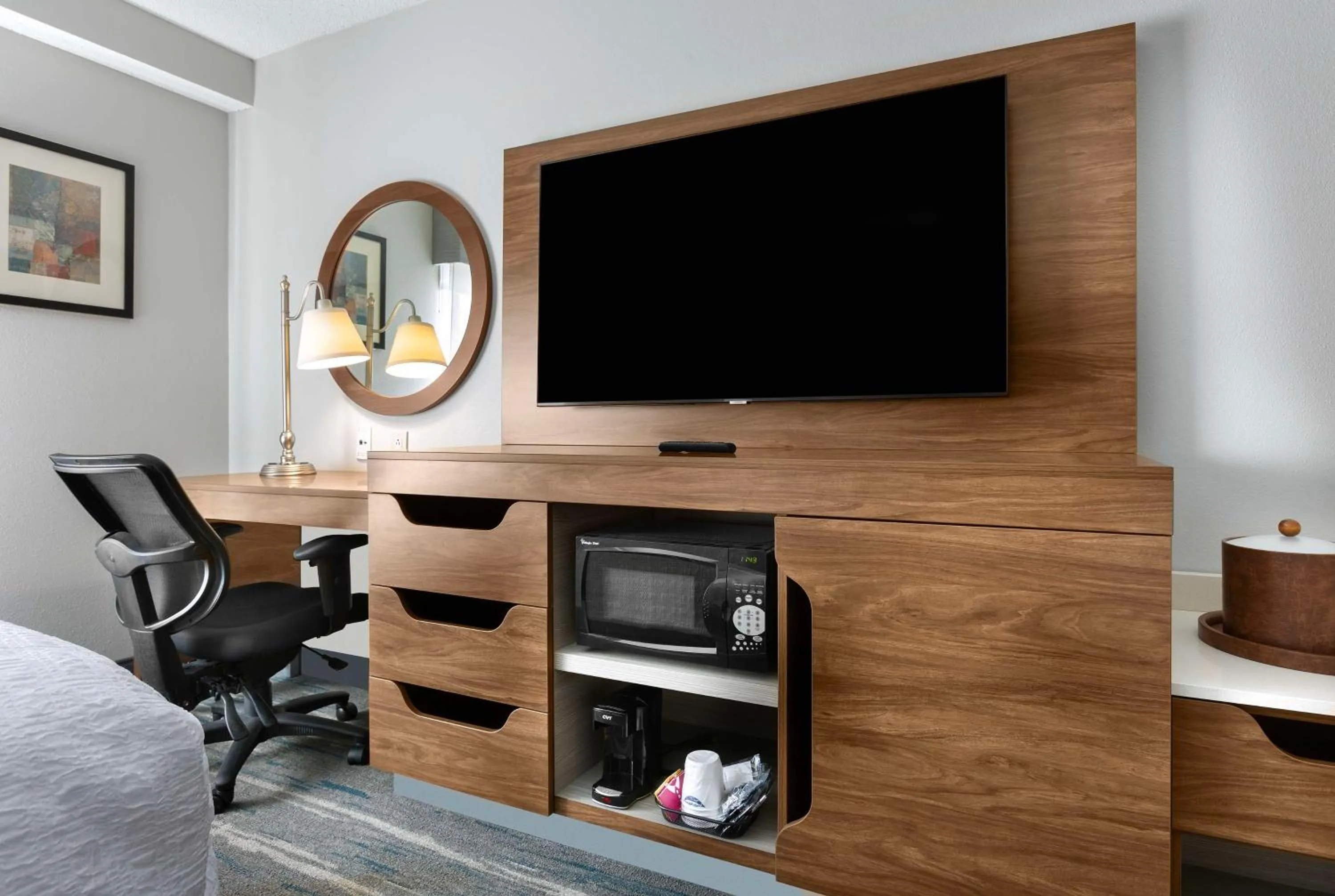 Bedroom in Hampton Inn Belmont at Montcross