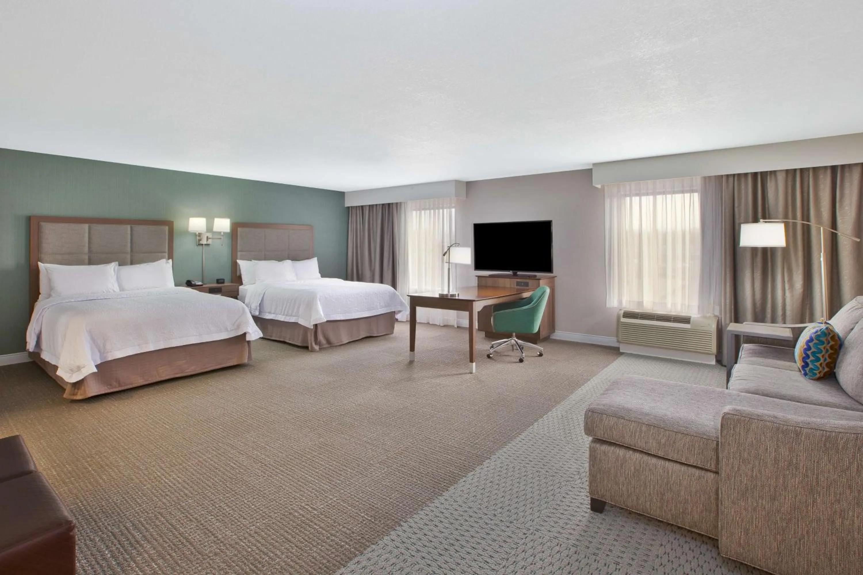 Bedroom, Bed in Hampton Inn & Suites Alliance
