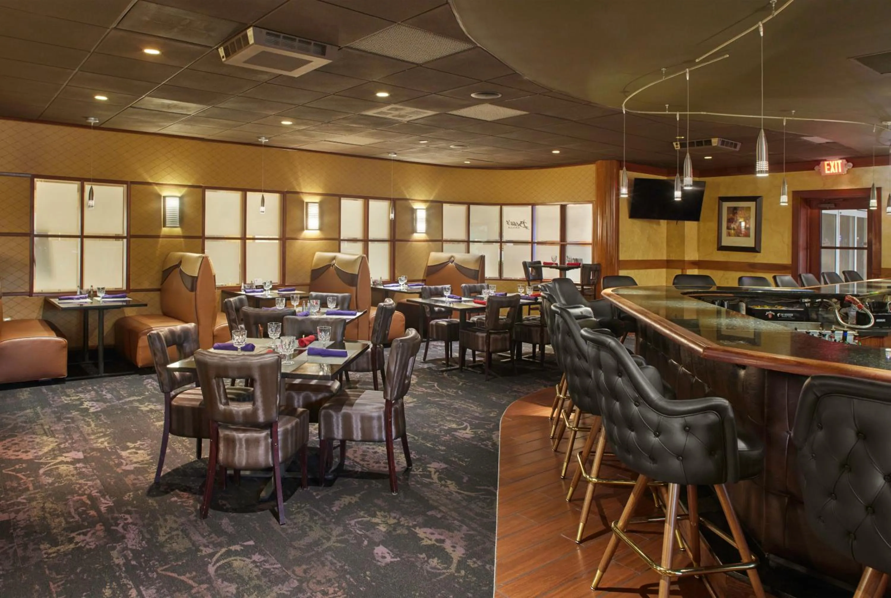 Lounge or bar in DoubleTree by Hilton Akron Fairlawn