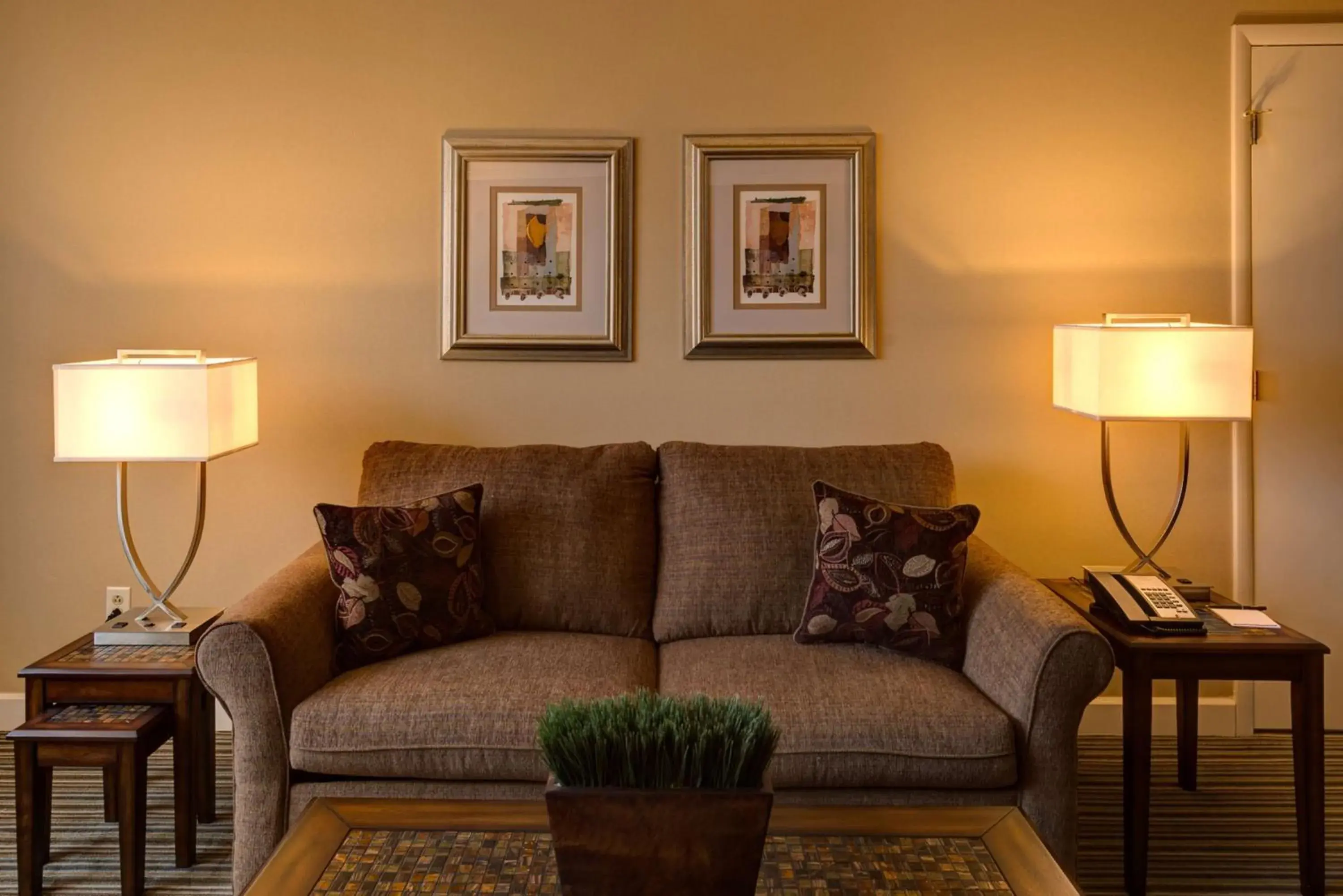 Junior King Suite with Sofa Bed in DoubleTree by Hilton Akron Fairlawn Junior King Suite with Sofa Bed in DoubleTree by Hilton Akron Fairlawn