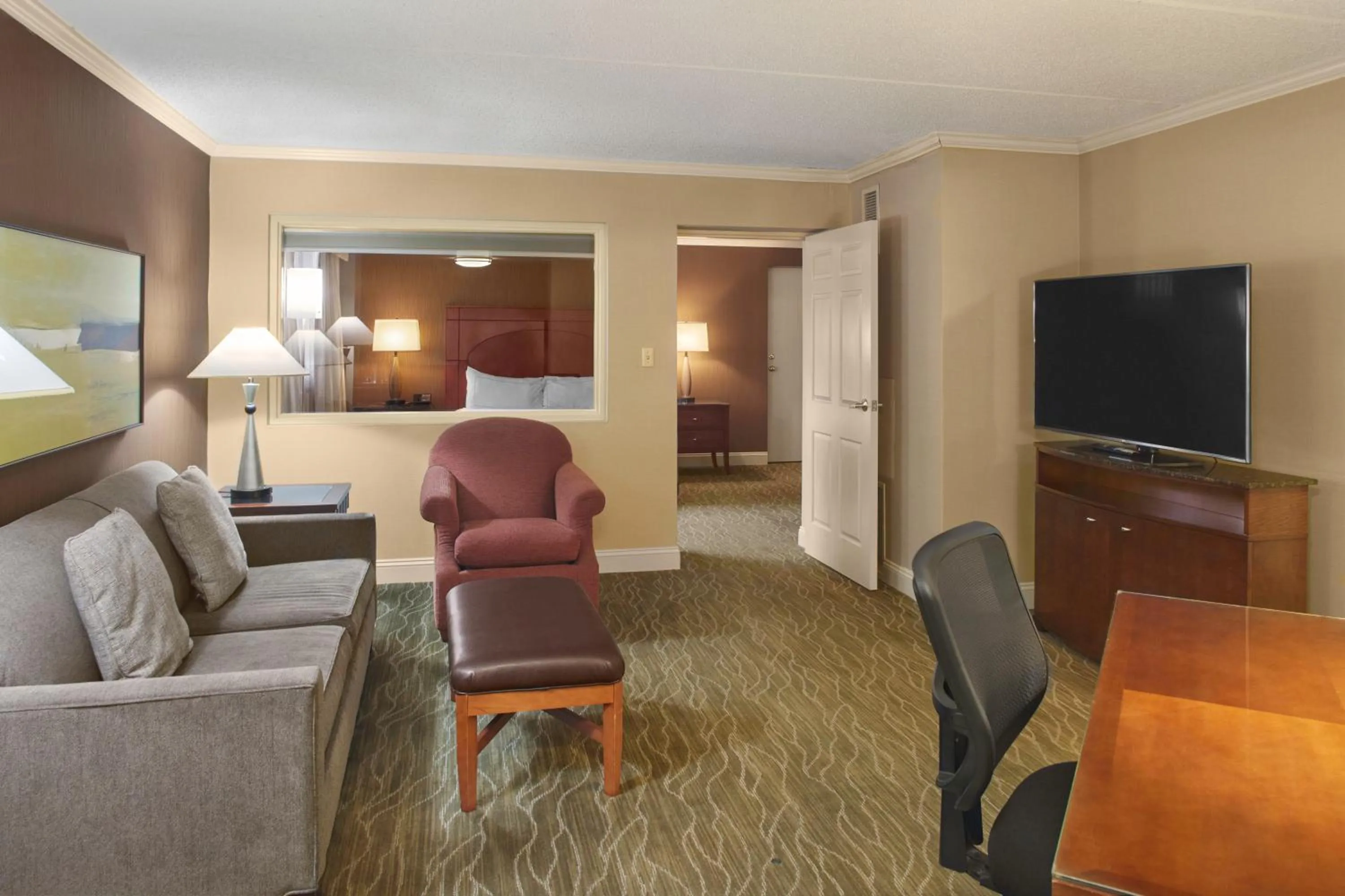 Seating area in DoubleTree by Hilton Akron Fairlawn
