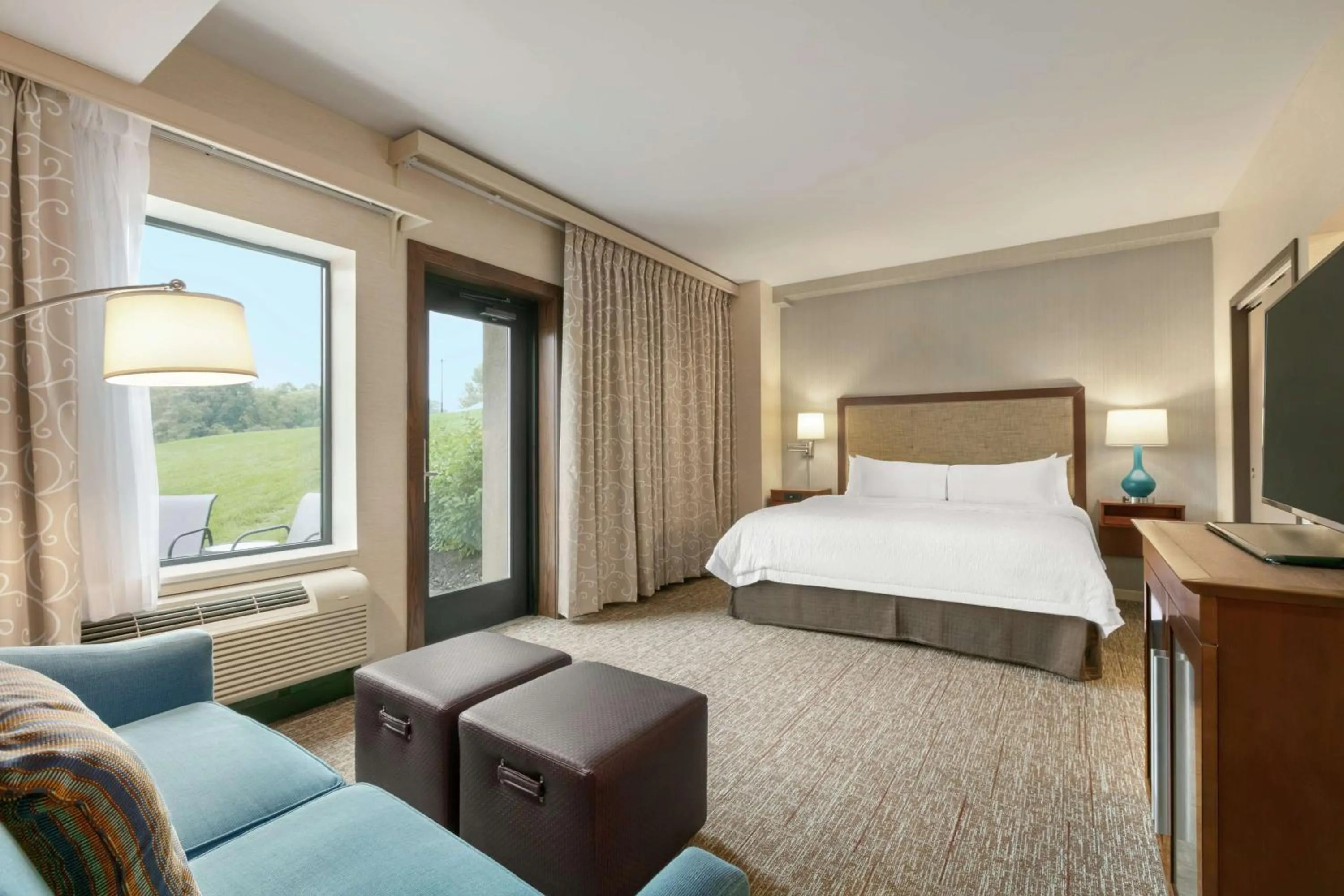 Living room, Bed in Hampton Inn Penn Yan, NY