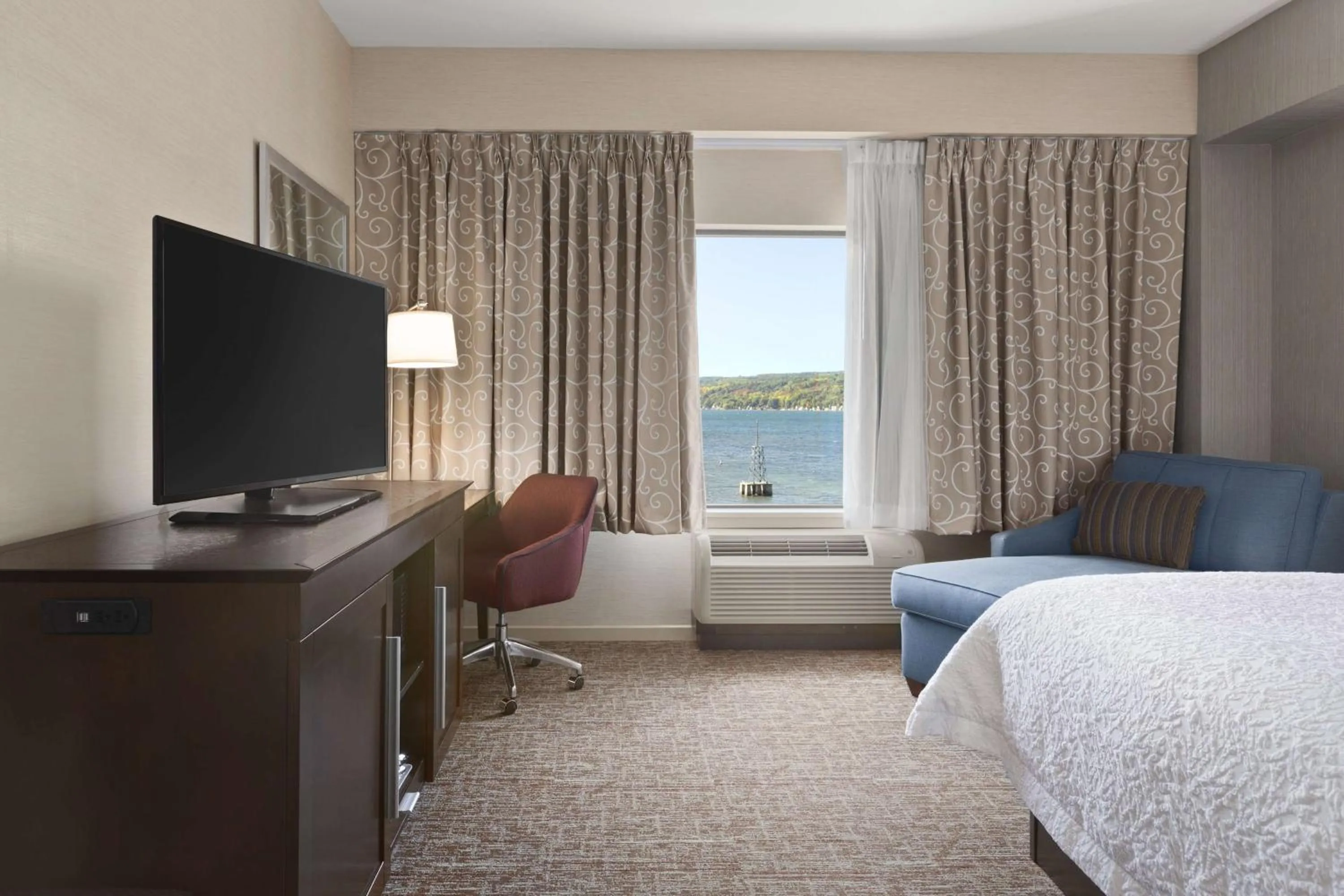 Bed in Hampton Inn Penn Yan, NY