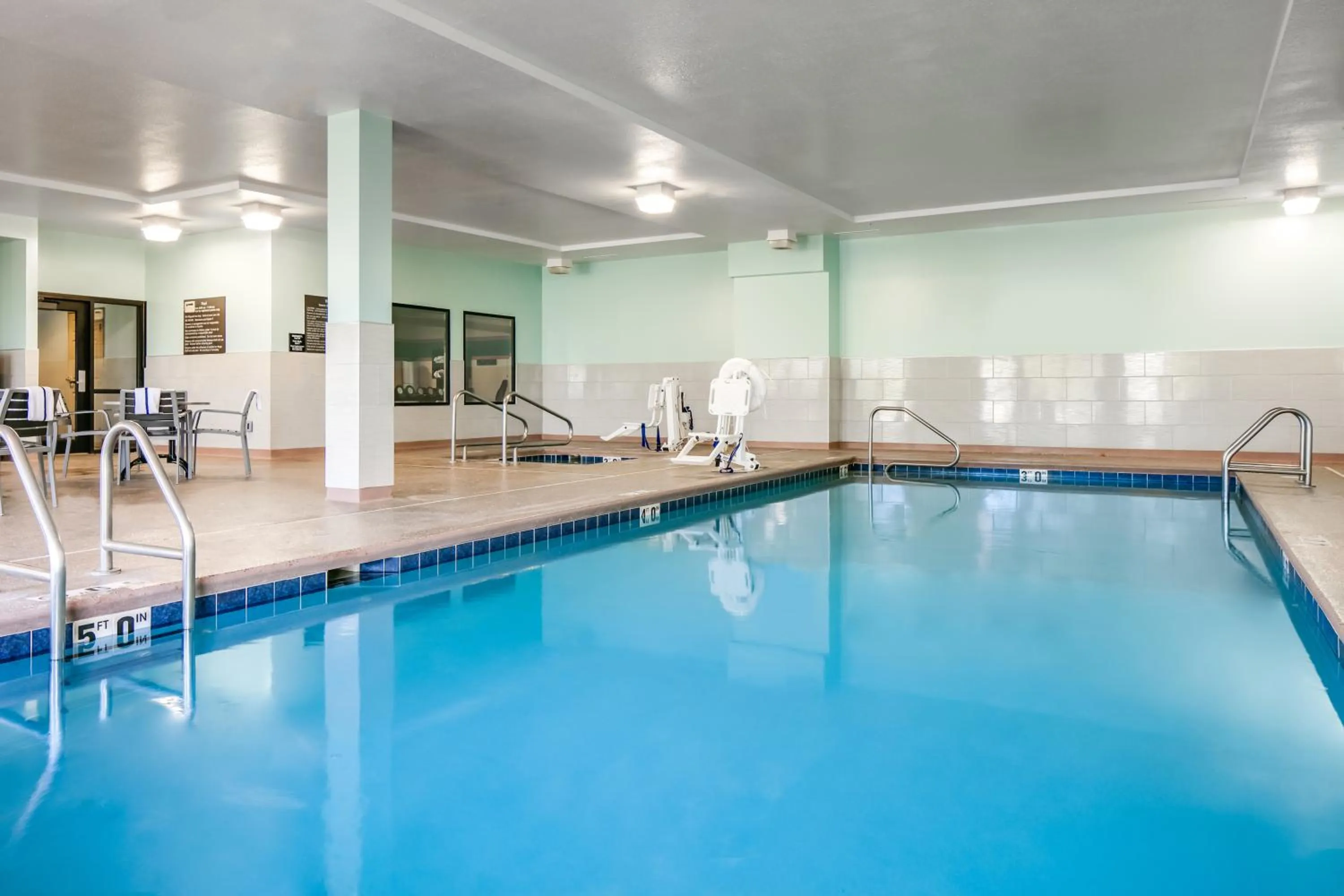 Swimming pool in Hampton Inn Council Bluffs