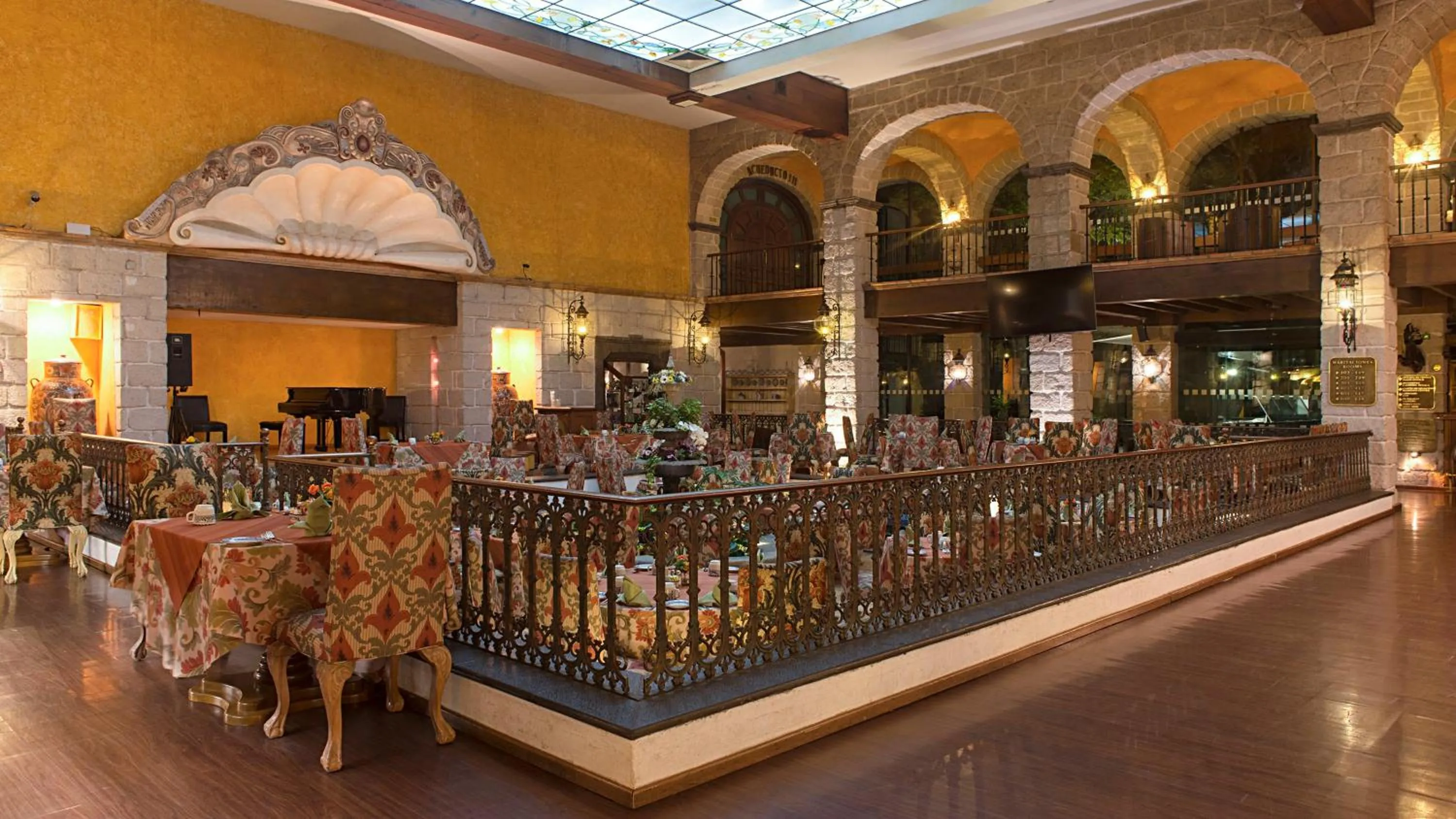 Restaurant/places to eat in Holiday Inn Queretaro Centro Historico by IHG
