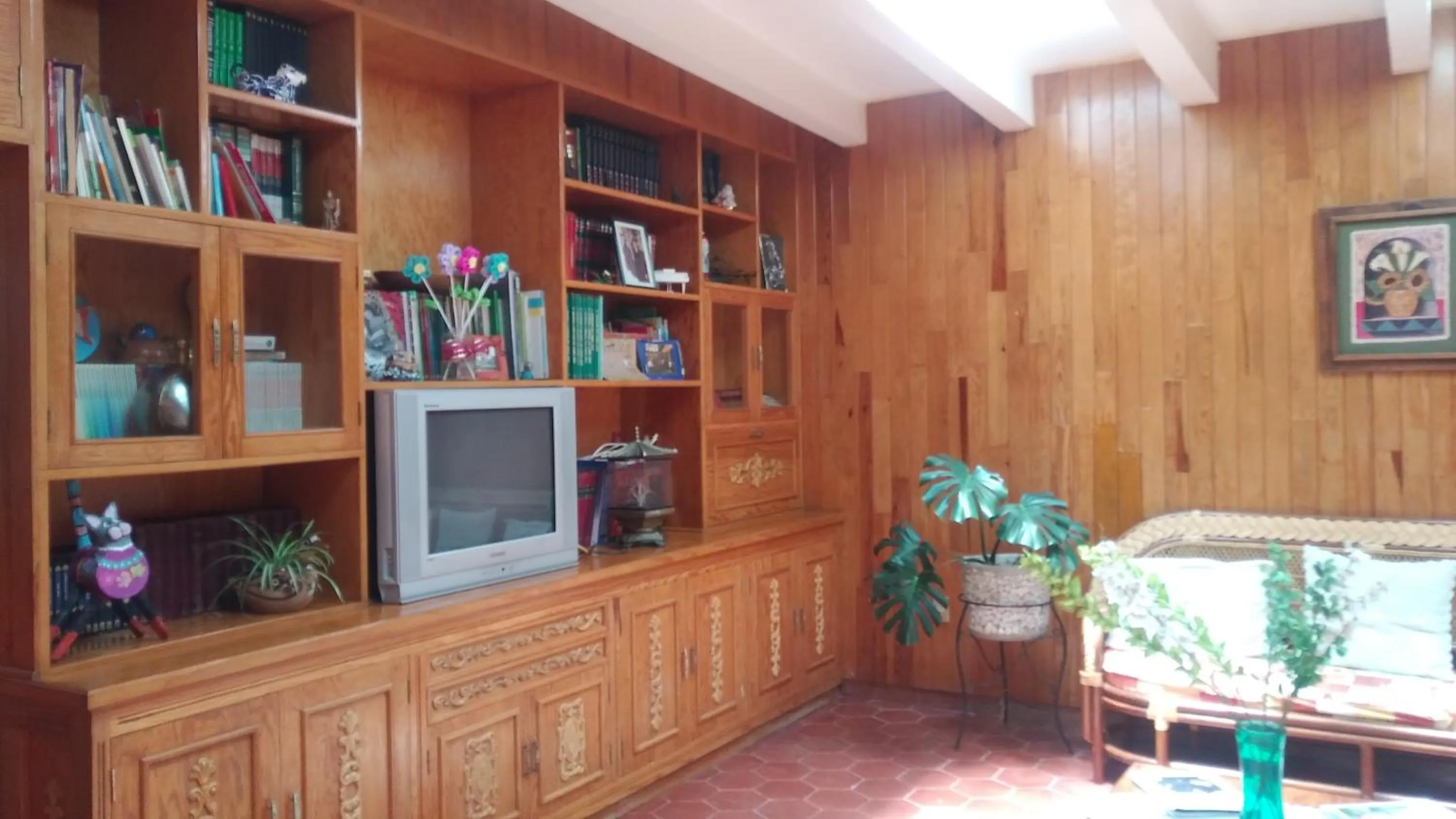 Communal lounge/ TV room, TV/Entertainment Center in Hotel Elohim by Rotamundos