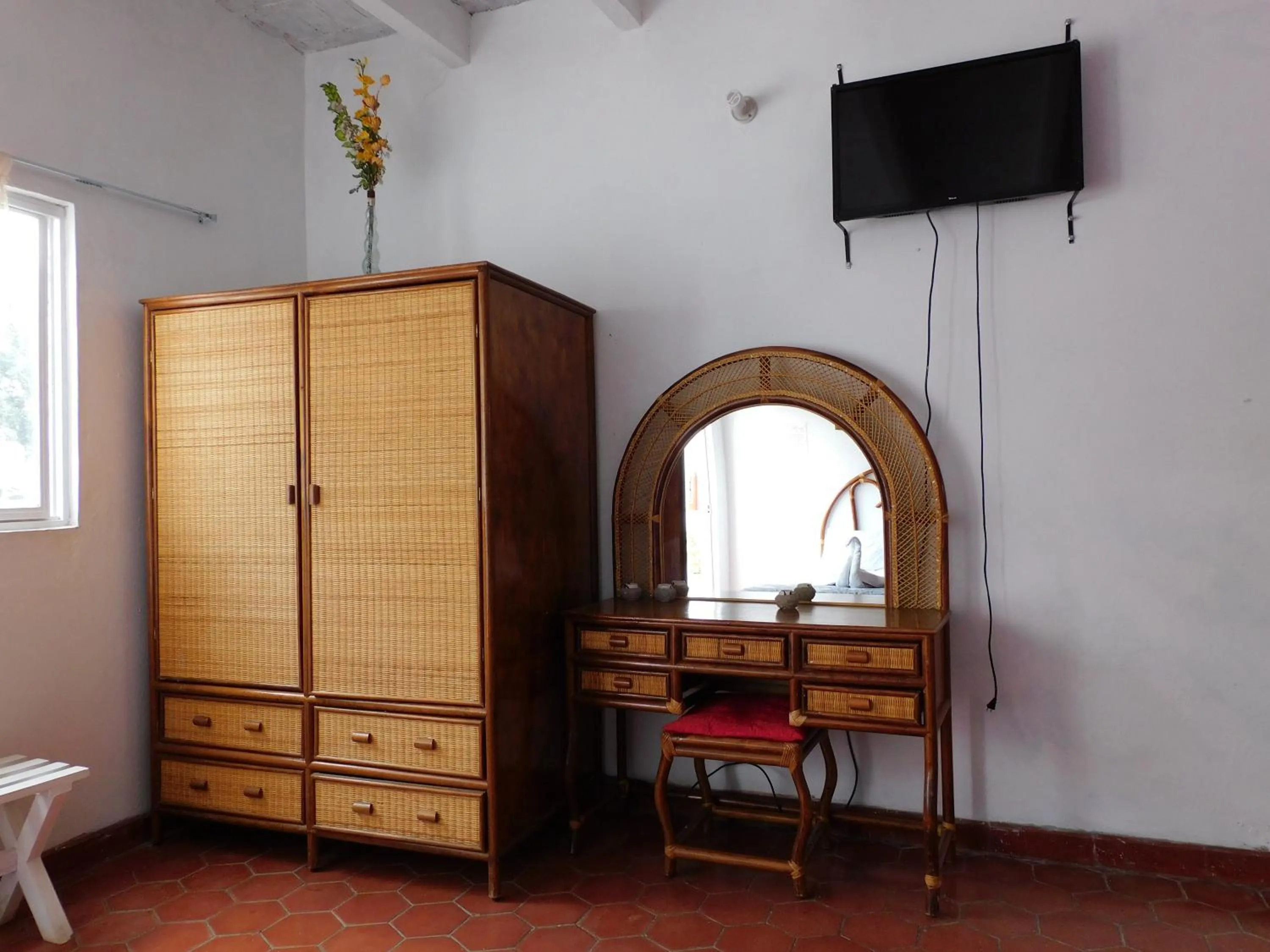 TV/Entertainment Center in Hotel Elohim by Rotamundos