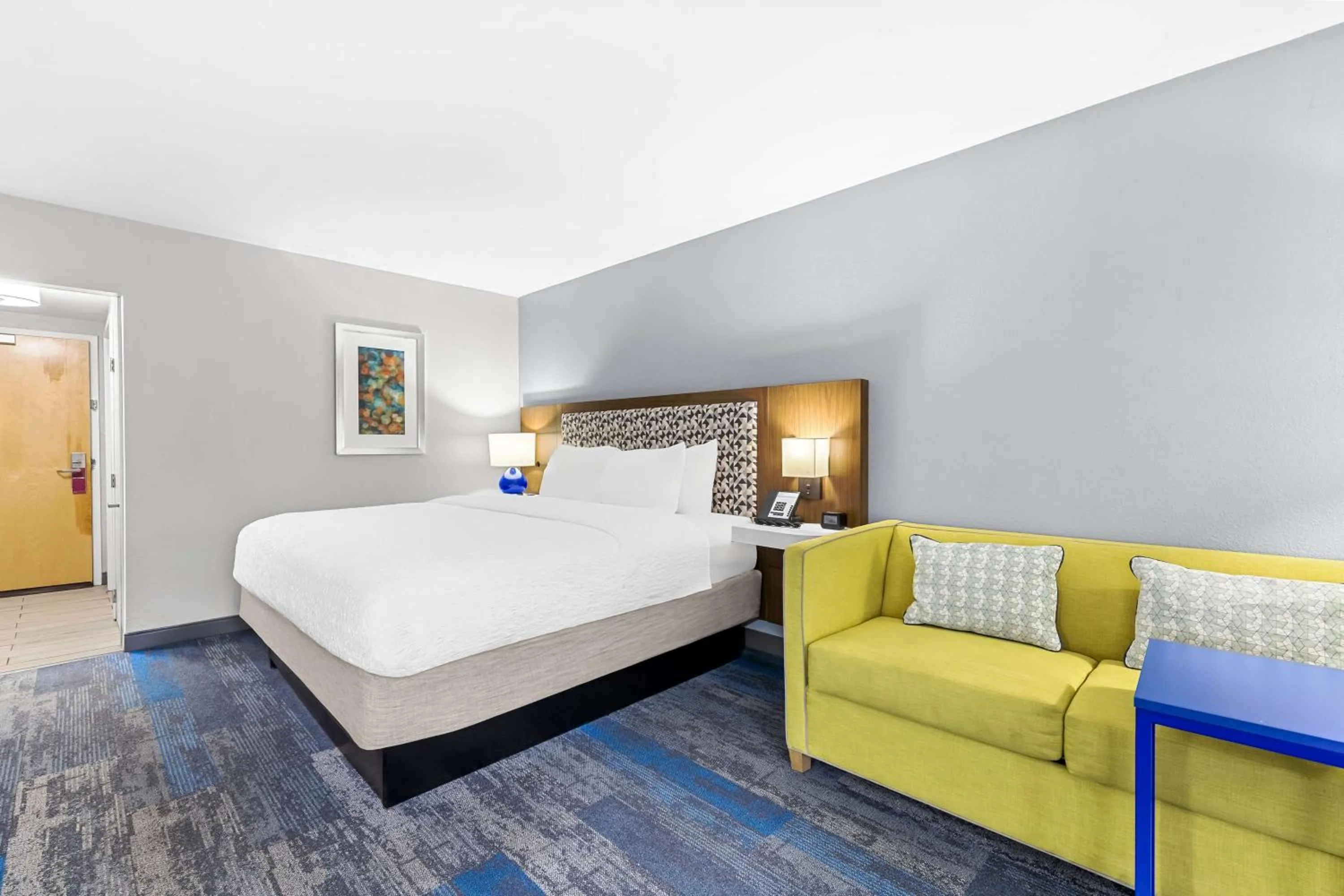 Living room, Bed in Hampton Inn Florence Midtown near University of North Alabama