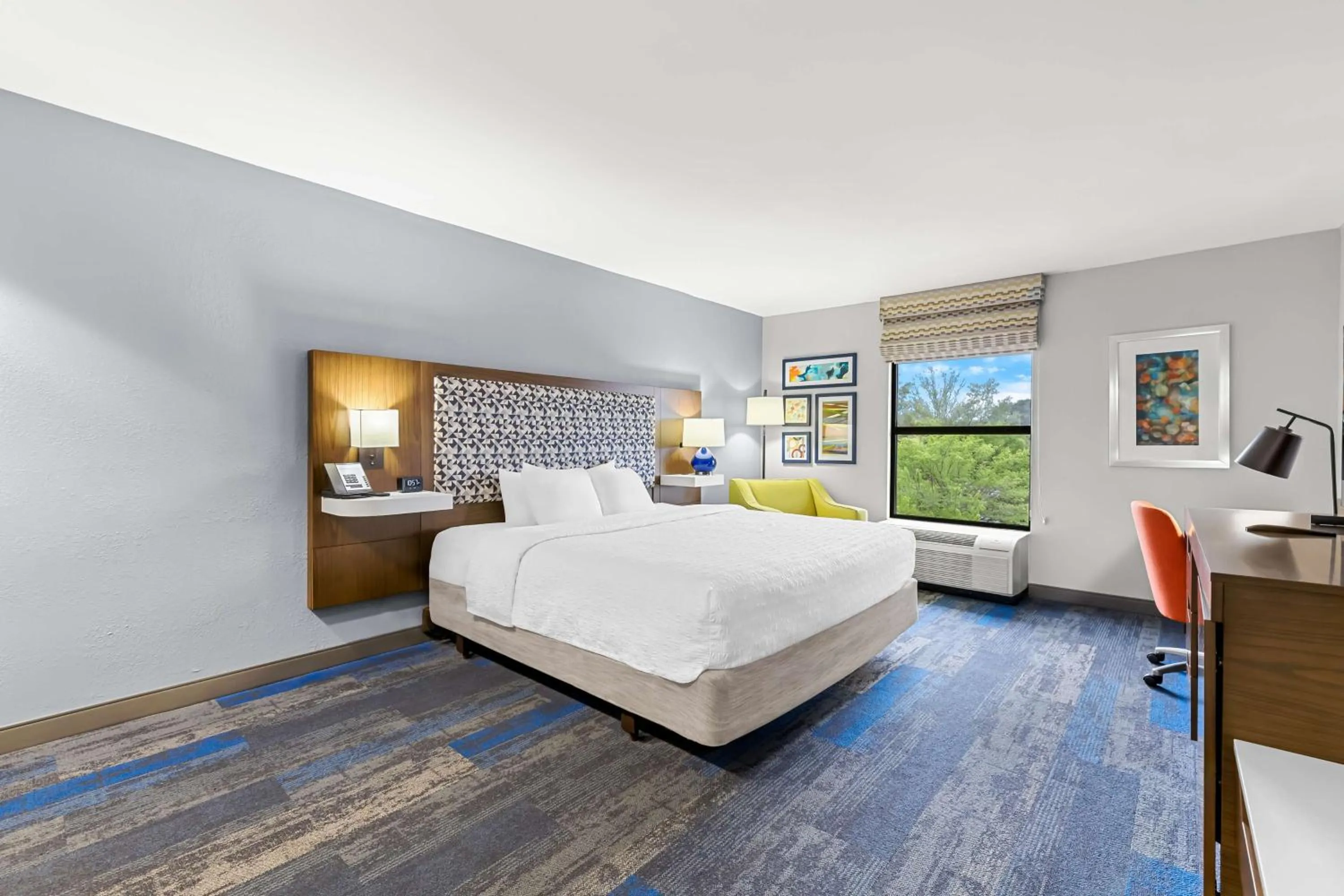 Bed in Hampton Inn Florence Midtown near University of North Alabama