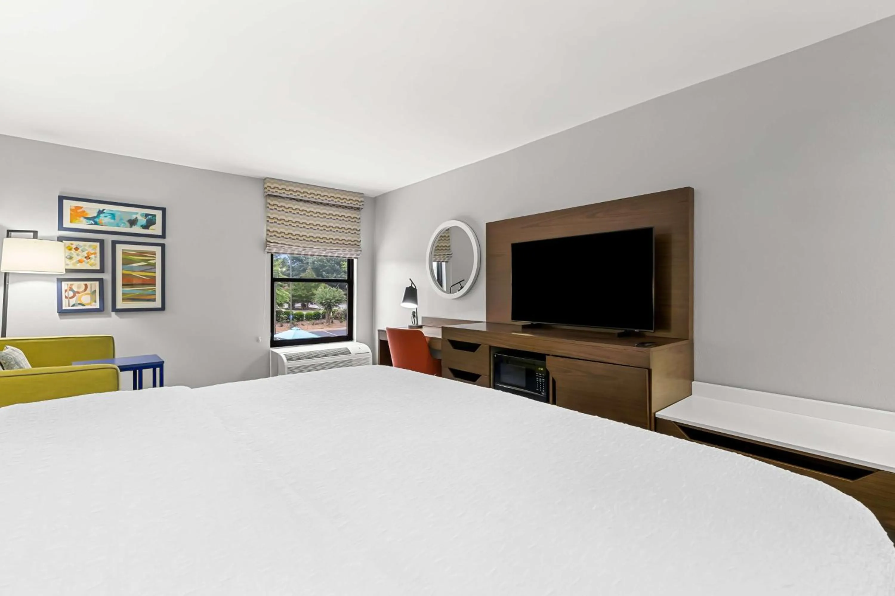 Living room, Bed in Hampton Inn Florence Midtown near University of North Alabama