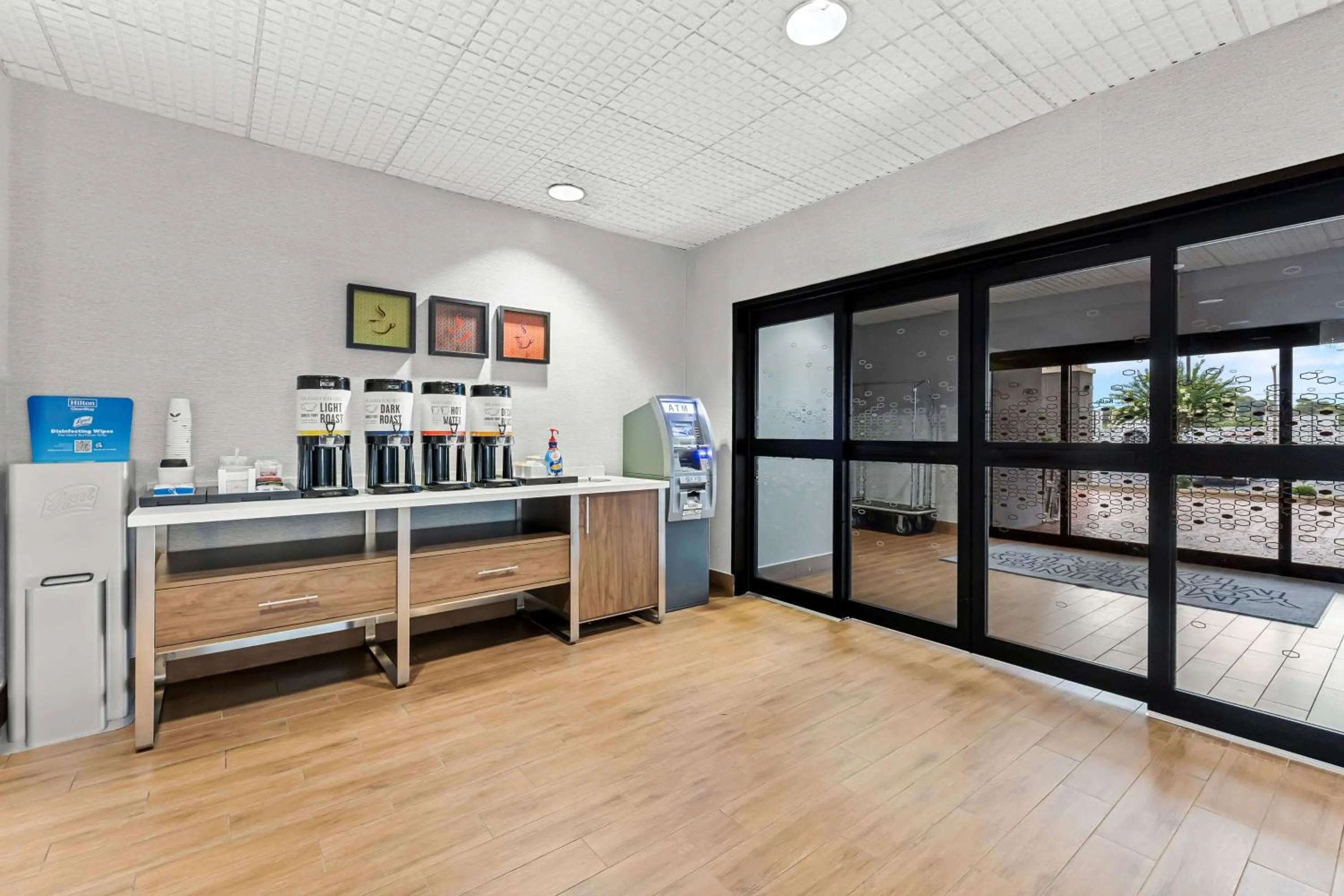 Dining area in Hampton Inn Florence Midtown near University of North Alabama