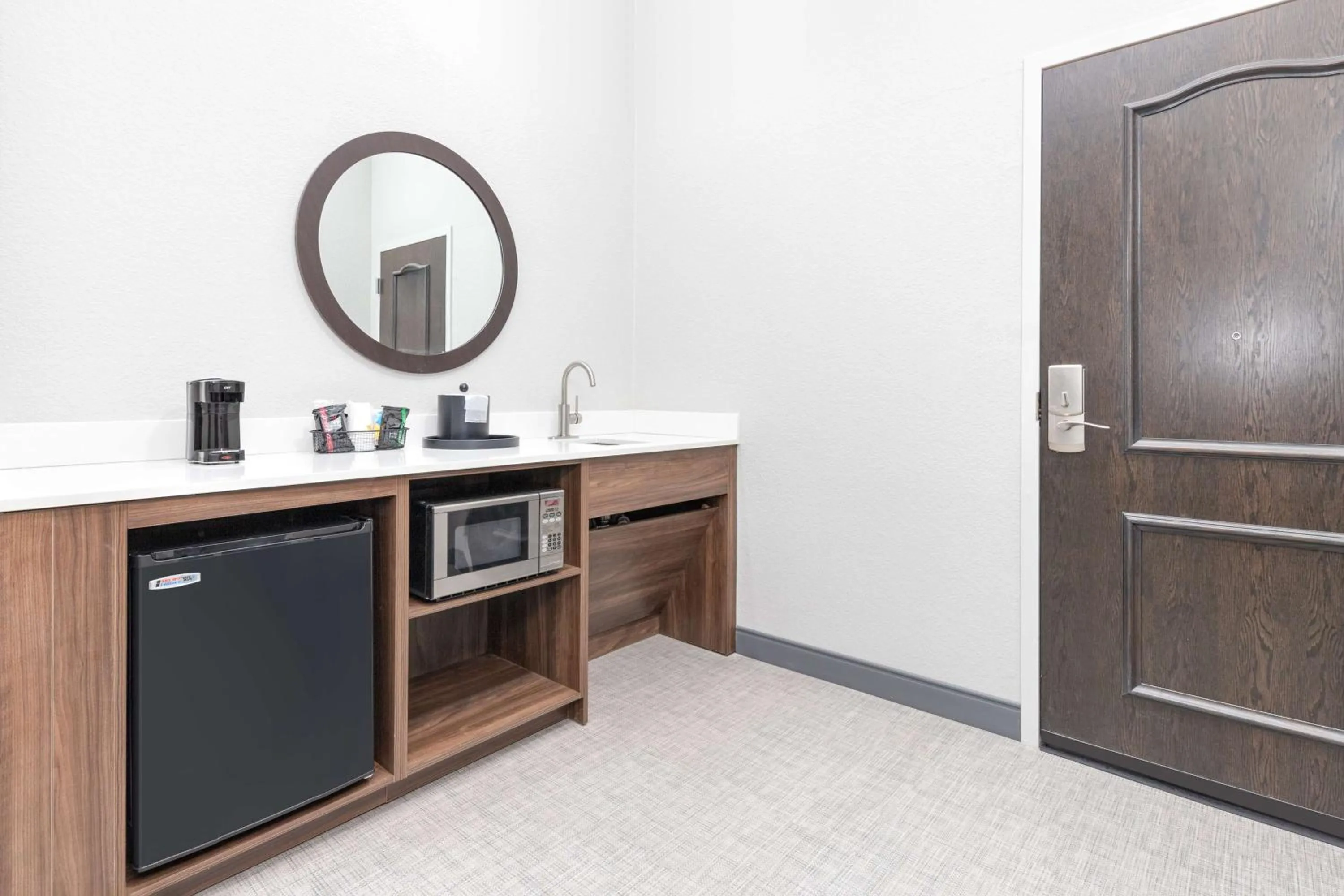 Photo of the whole room in Hampton Inn and Suites Lake Jackson-Clute