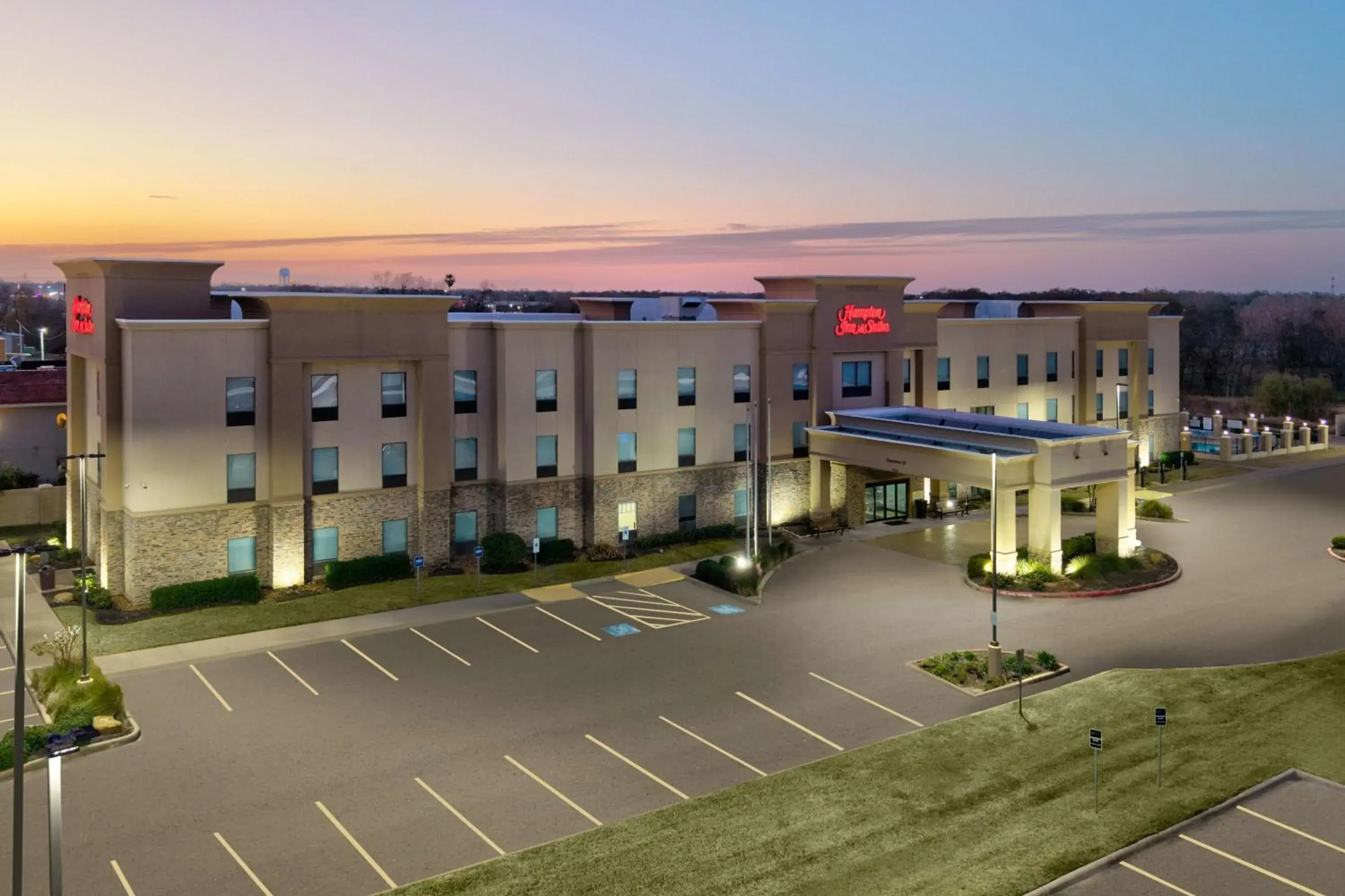 Property building in Hampton Inn and Suites Lake Jackson-Clute Property building in Hampton Inn and Suites Lake Jackson-Clute