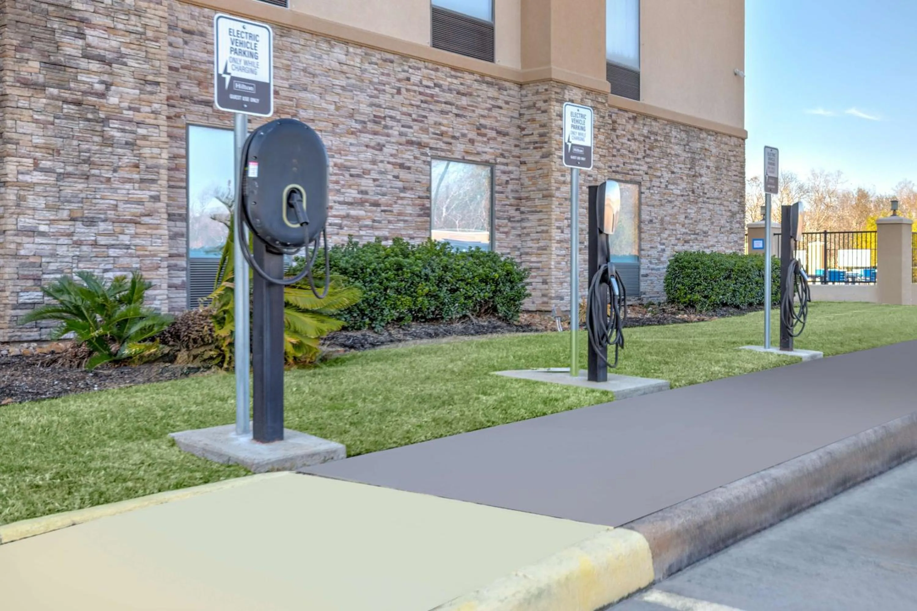 Property building in Hampton Inn and Suites Lake Jackson-Clute