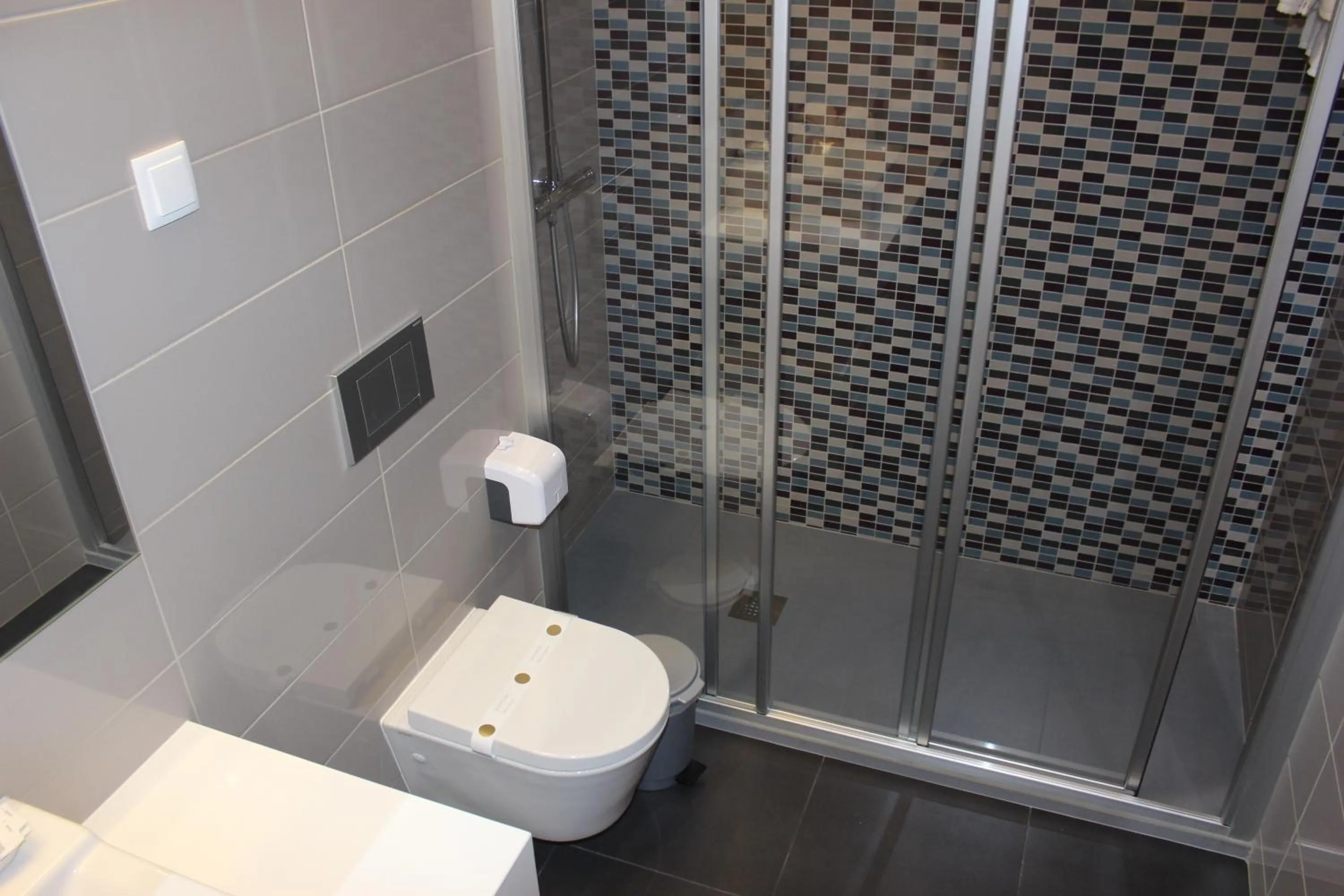 Shower in Apartamentos Turisticos da Nazare