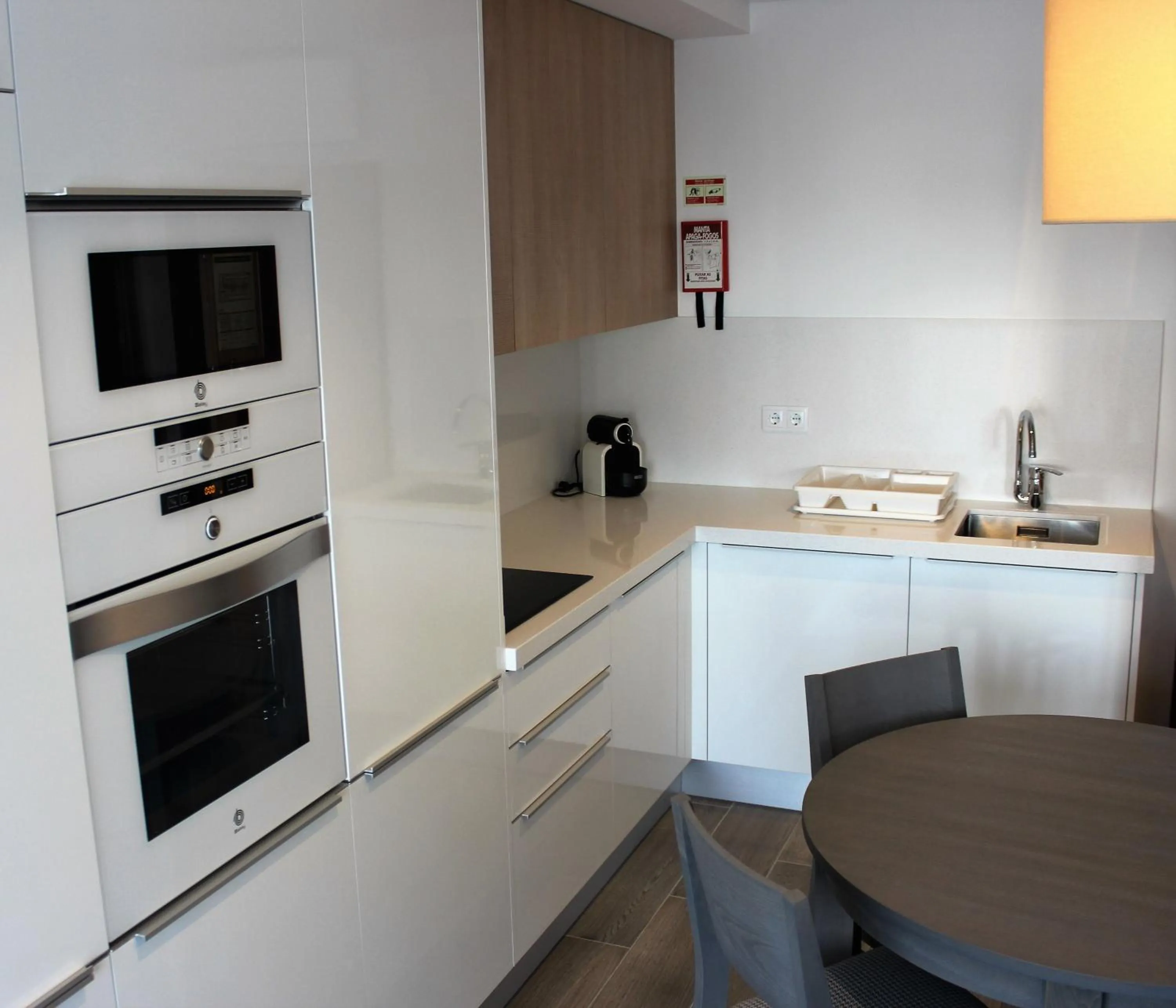Kitchen or kitchenette in Apartamentos Turisticos da Nazare