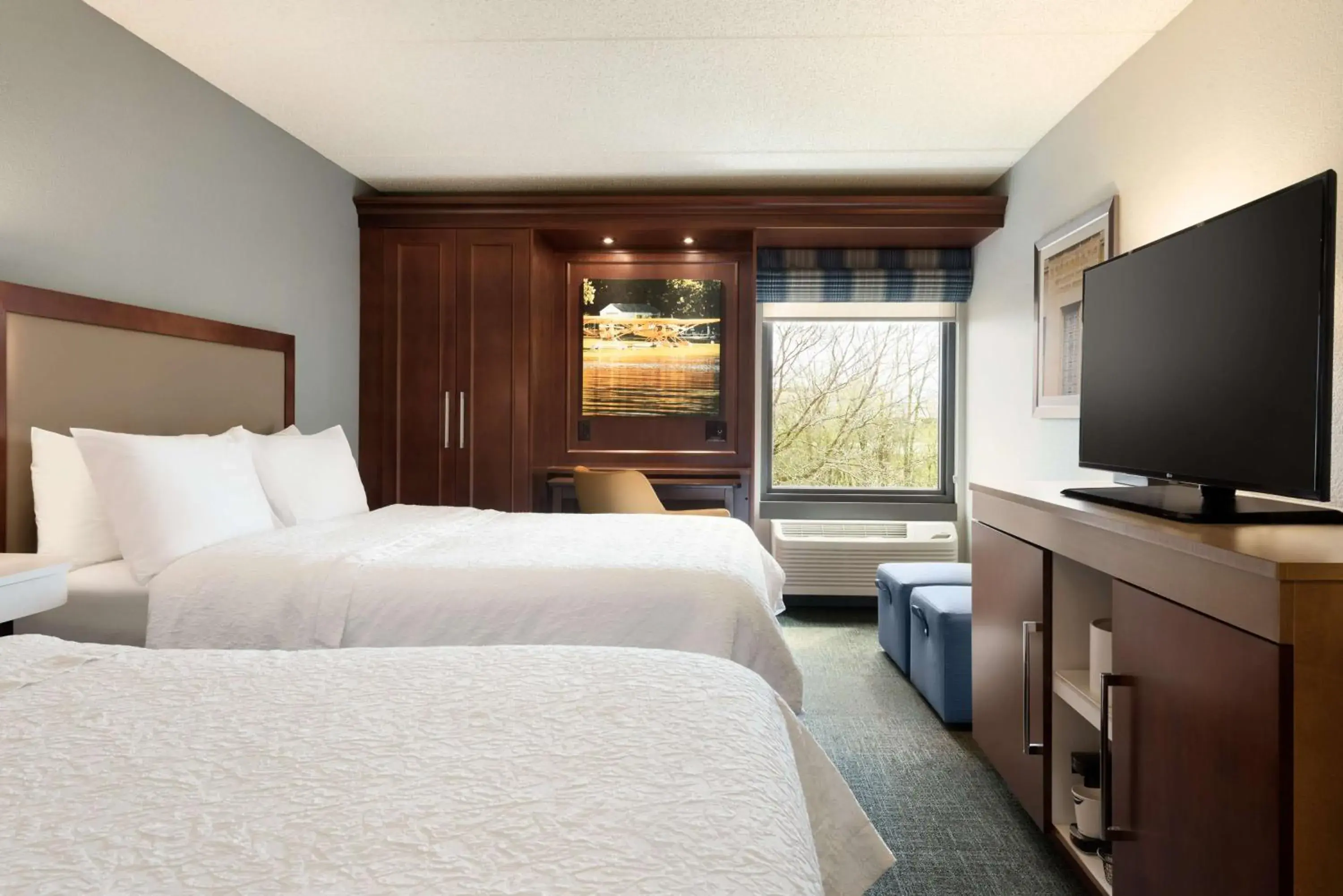 Bed in Hampton Inn Appleton-Fox River Mall Area Bed in Hampton Inn Appleton-Fox River Mall Area