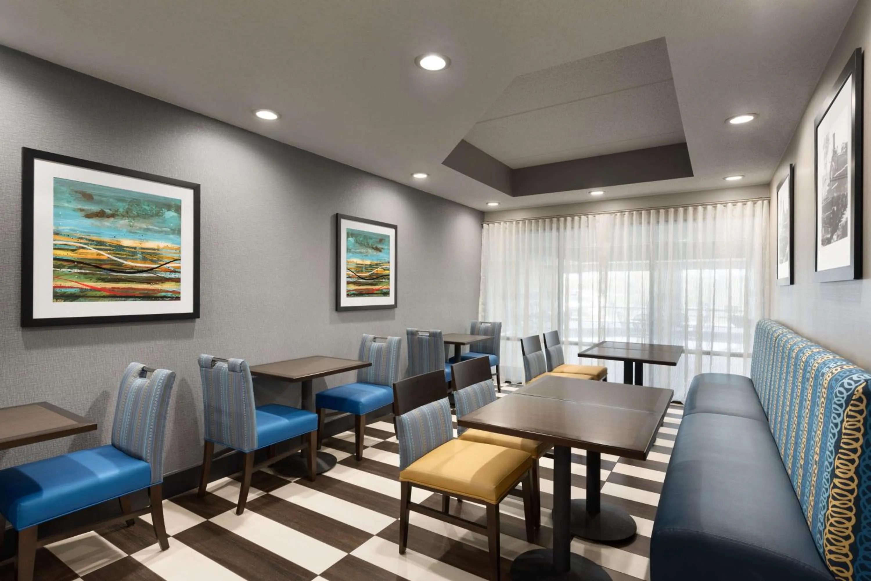 Dining area in Hampton Inn Appleton-Fox River Mall Area