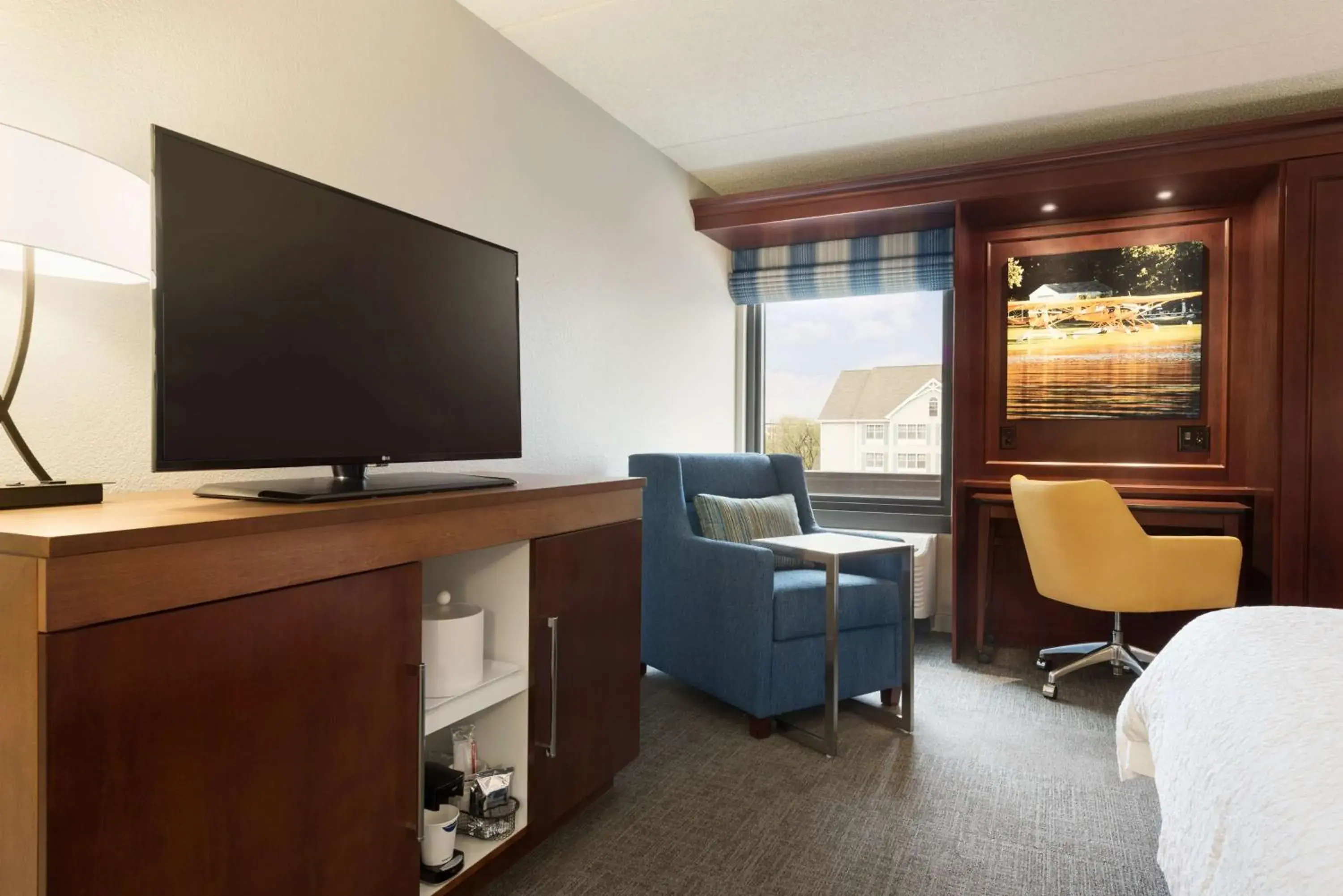 Bed in Hampton Inn Appleton-Fox River Mall Area Bed in Hampton Inn Appleton-Fox River Mall Area