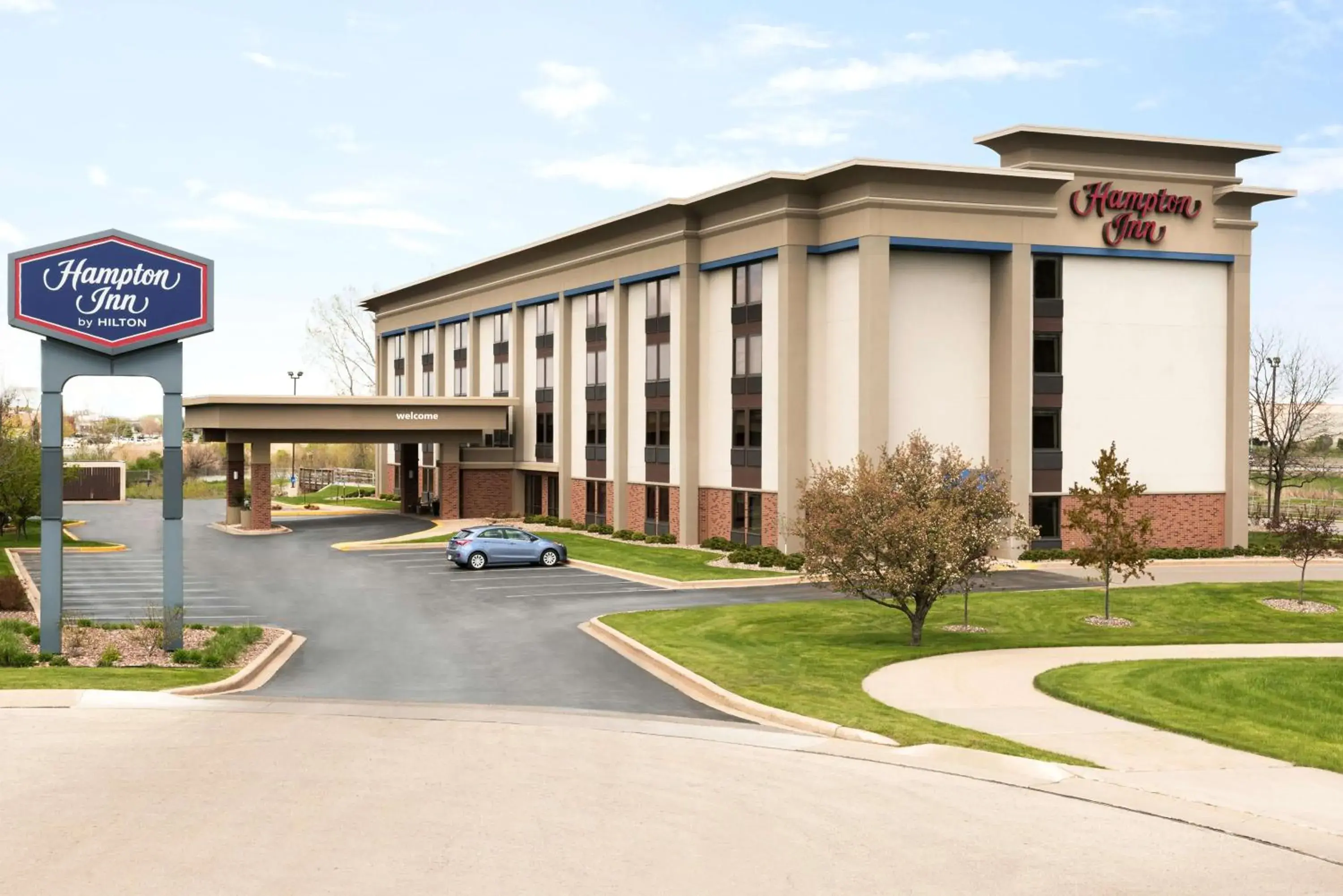 Property building in Hampton Inn Appleton-Fox River Mall Area Property building in Hampton Inn Appleton-Fox River Mall Area