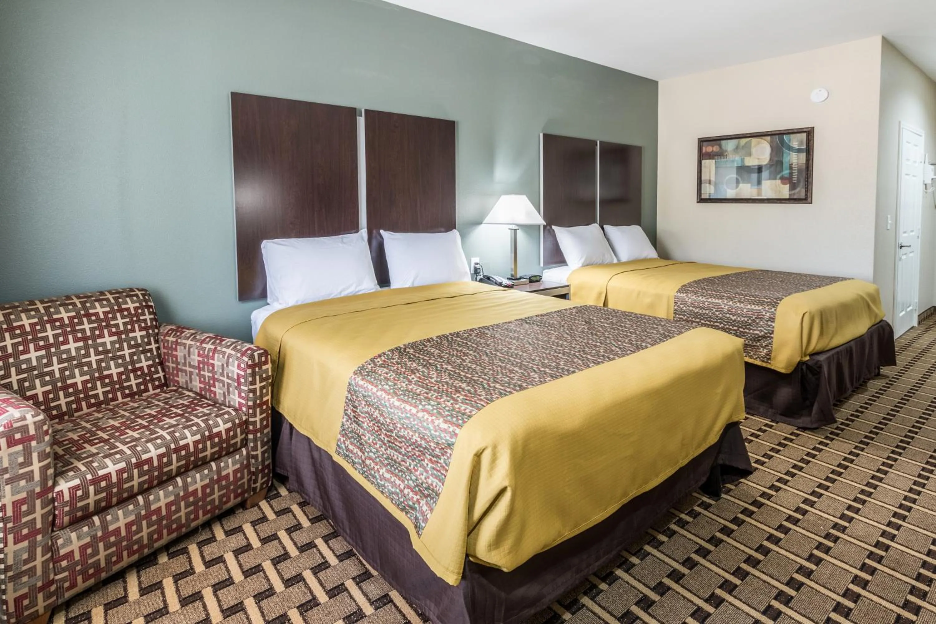 Photo of the whole room, Bed in Scottish Inns & Suites