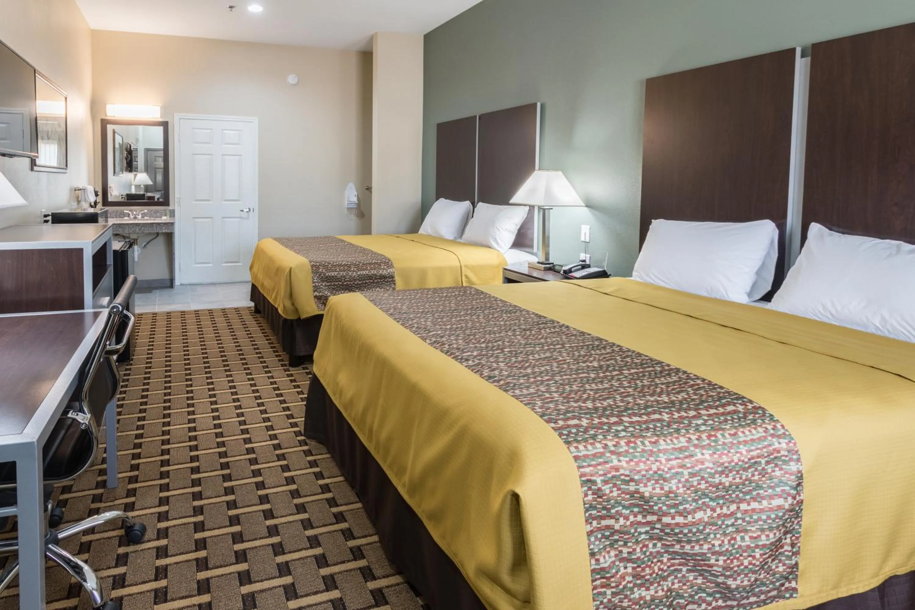 Photo of the whole room, Bed in Scottish Inns & Suites