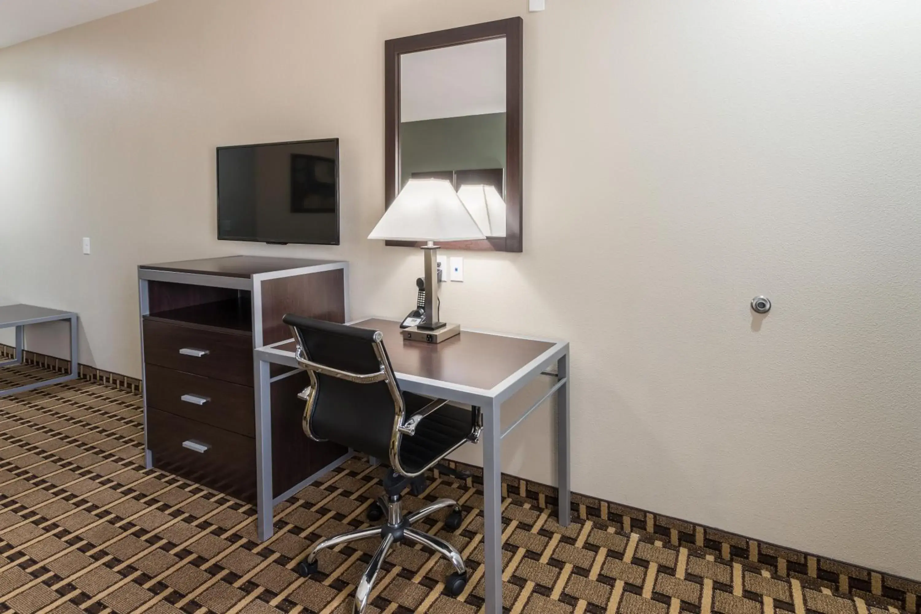 Deluxe Queen Suite in Scottish Inns & Suites Deluxe Queen Suite in Scottish Inns & Suites