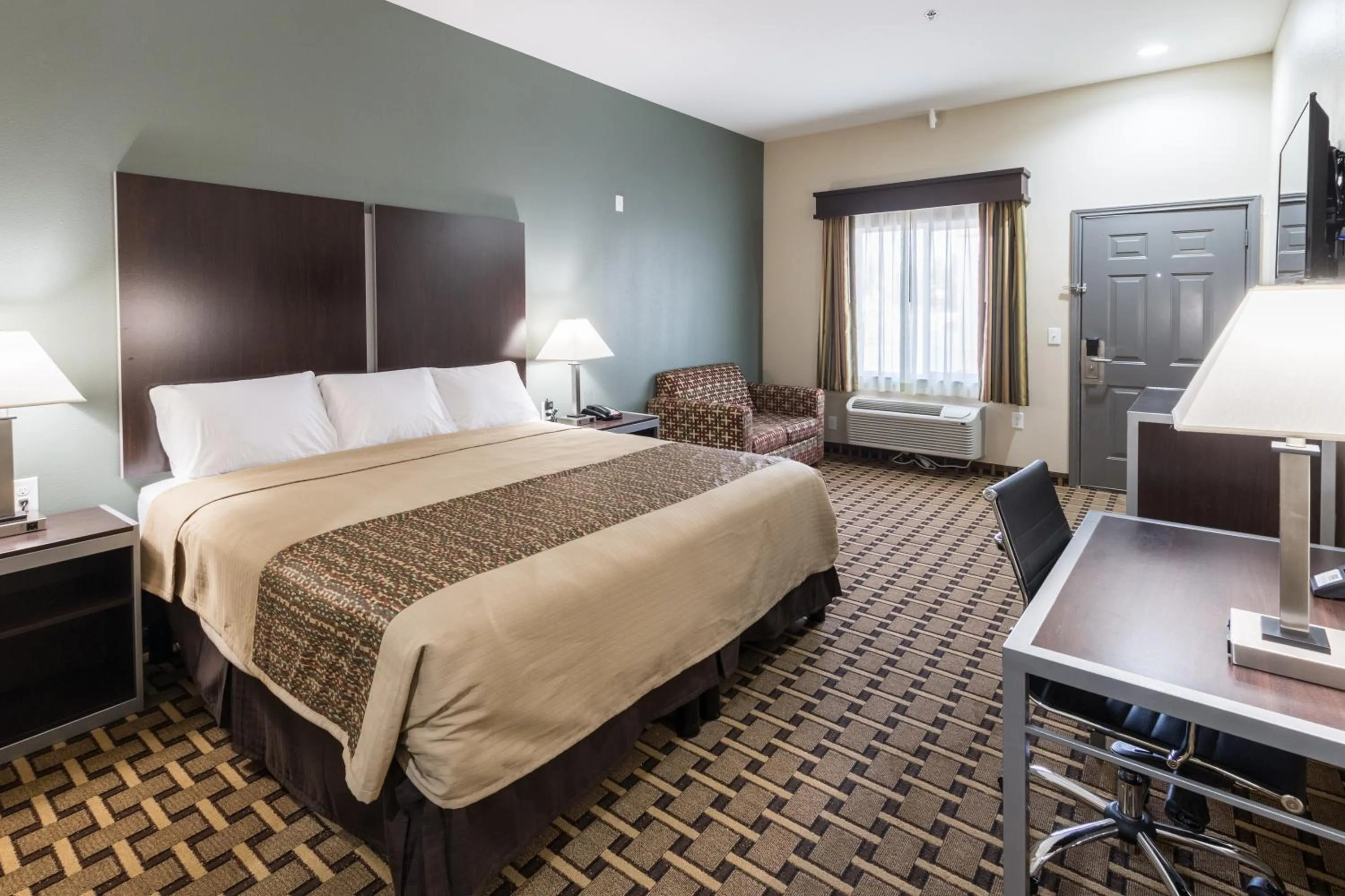 Day, Bed in Scottish Inns & Suites