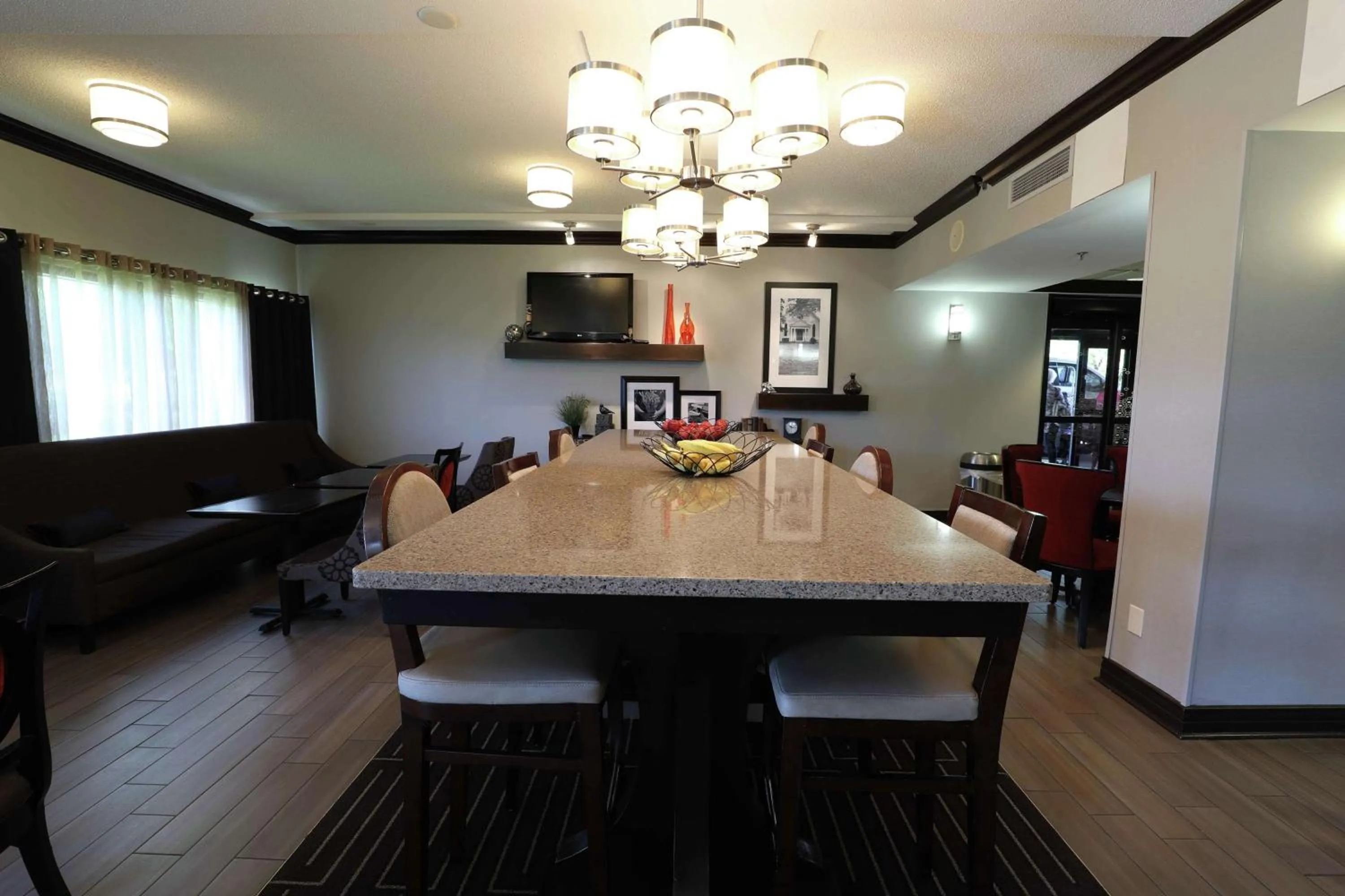 Dining area in Hampton Inn Dyersburg