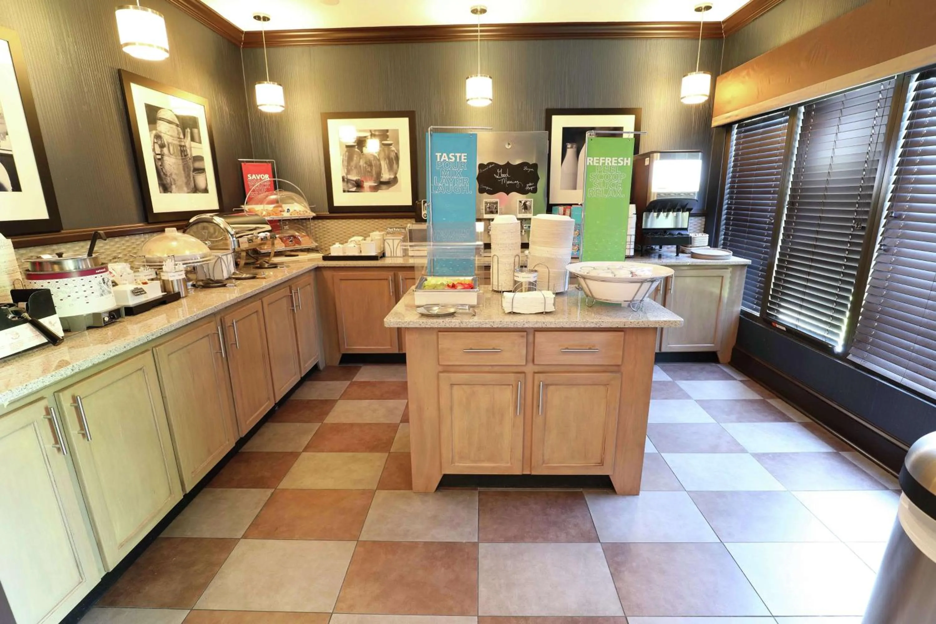 Dining area in Hampton Inn Dyersburg