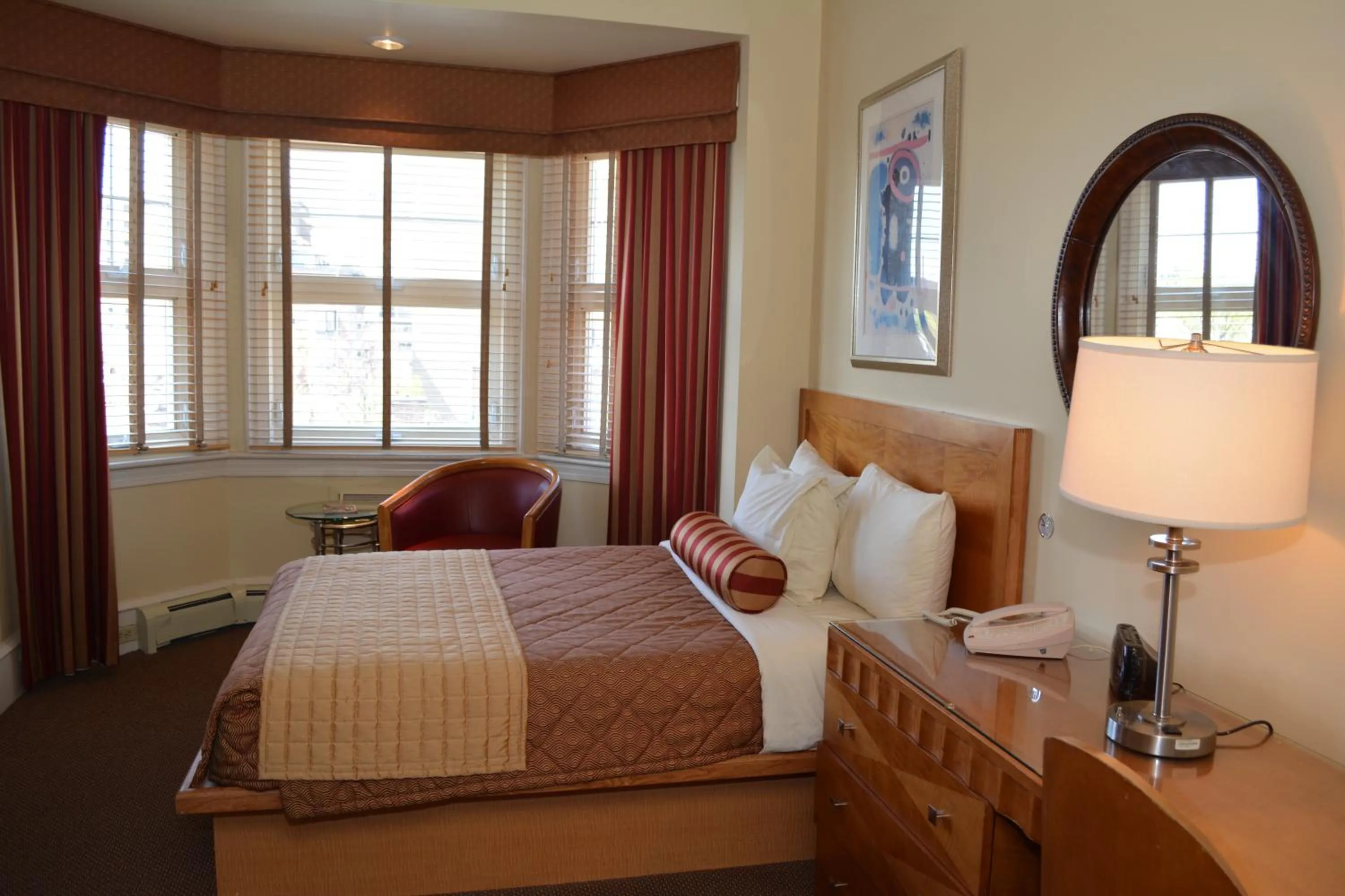 Day, Bed in Alexander Inn