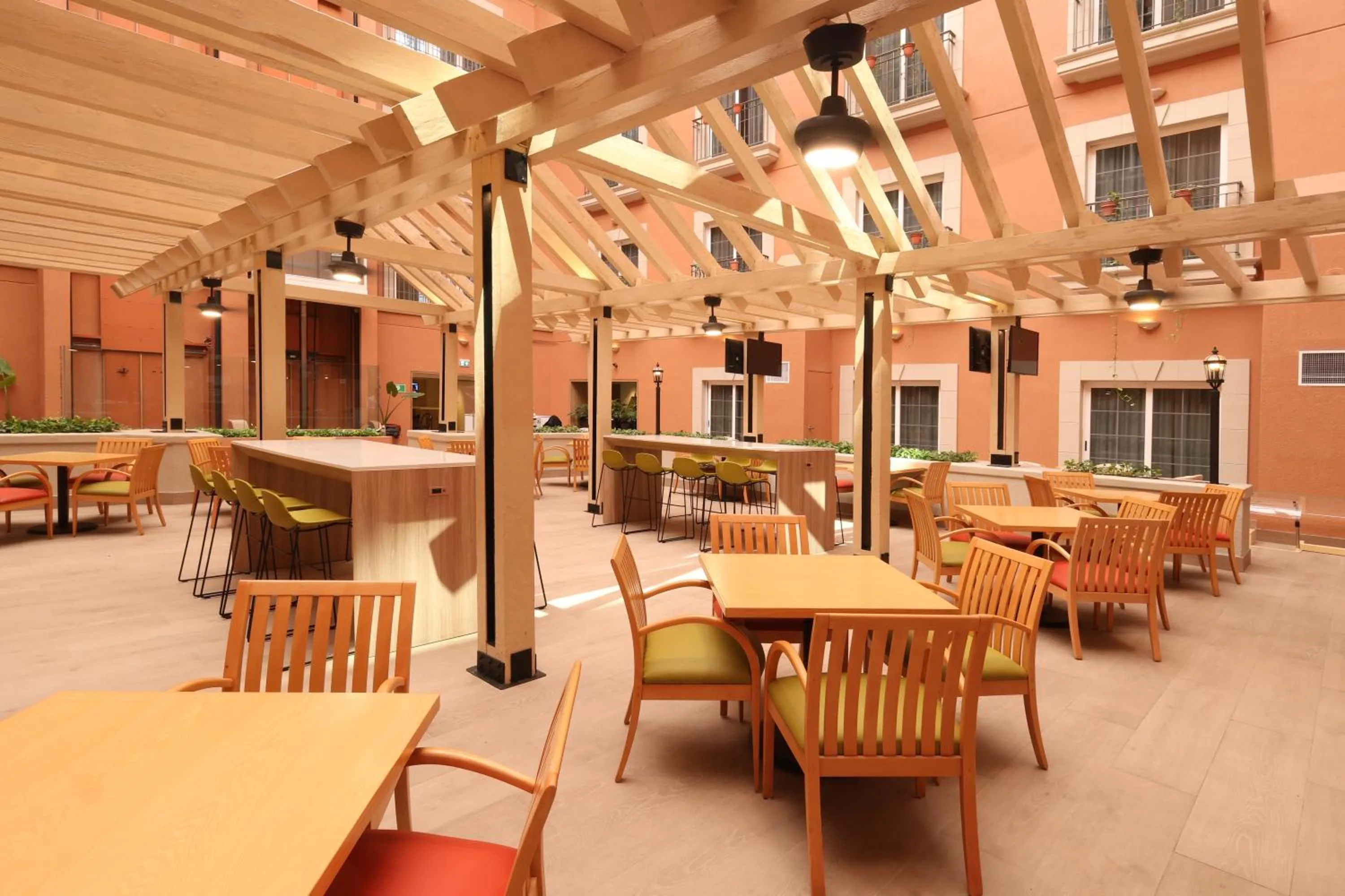 Restaurant/places to eat in Holiday Inn Express Monterrey Galerias-San Jeronimo by IHG