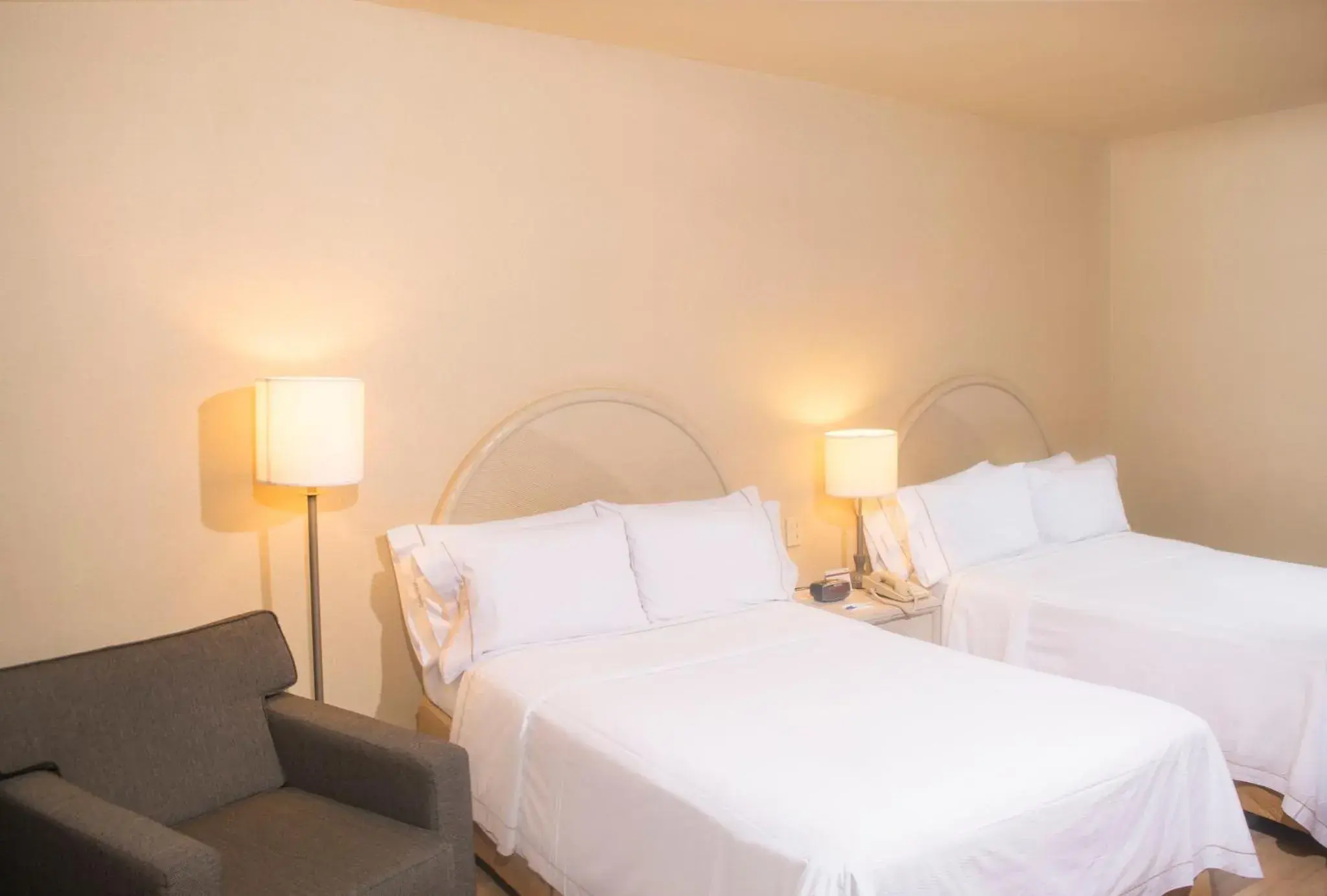 Photo of the whole room, Bed in Holiday Inn Express Monterrey Galerias-San Jeronimo by IHG Photo of the whole room, Bed in Holiday Inn Express Monterrey Galerias-San Jeronimo by IHG