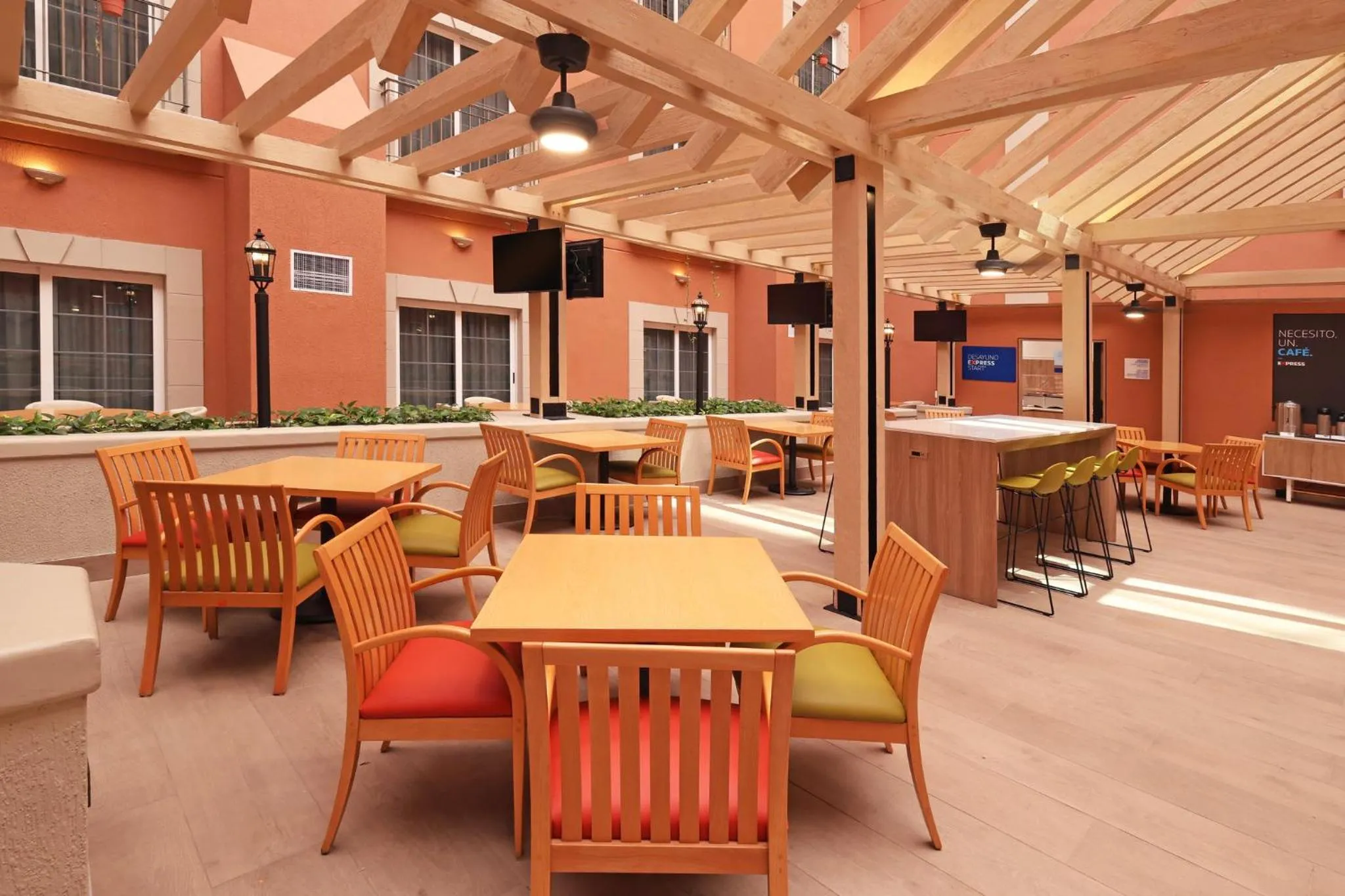 Restaurant/places to eat in Holiday Inn Express Monterrey Galerias-San Jeronimo by IHG