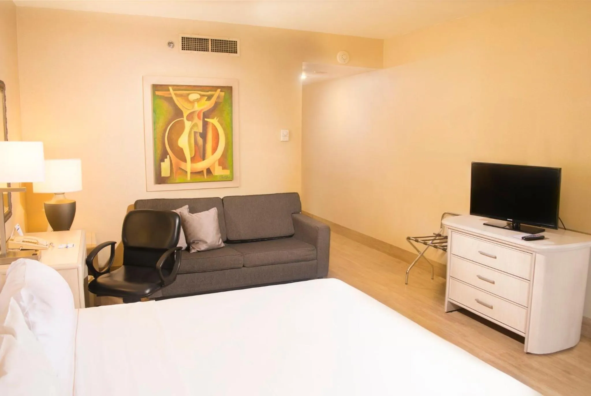 Photo of the whole room, Bed in Holiday Inn Express Monterrey Galerias-San Jeronimo by IHG