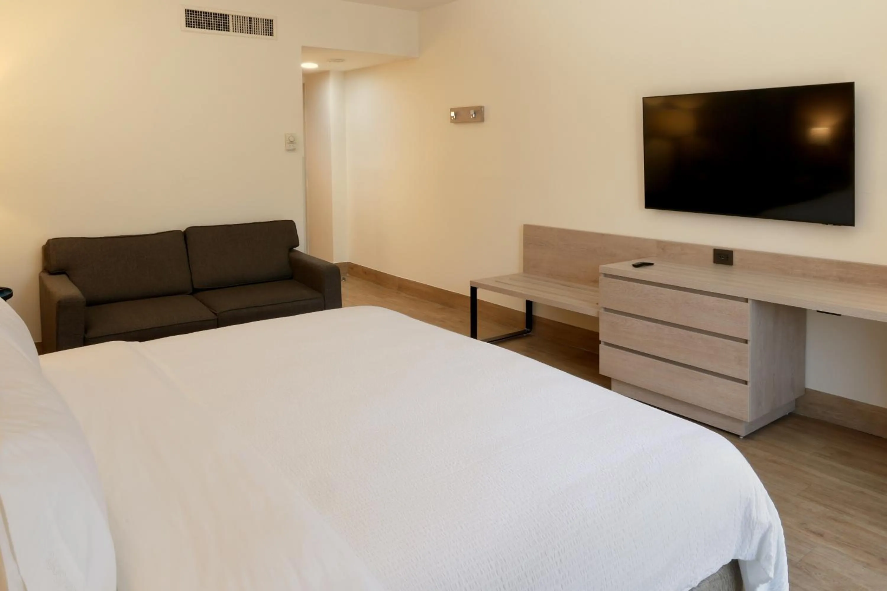 Photo of the whole room, Bed in Holiday Inn Express Monterrey Galerias-San Jeronimo by IHG
