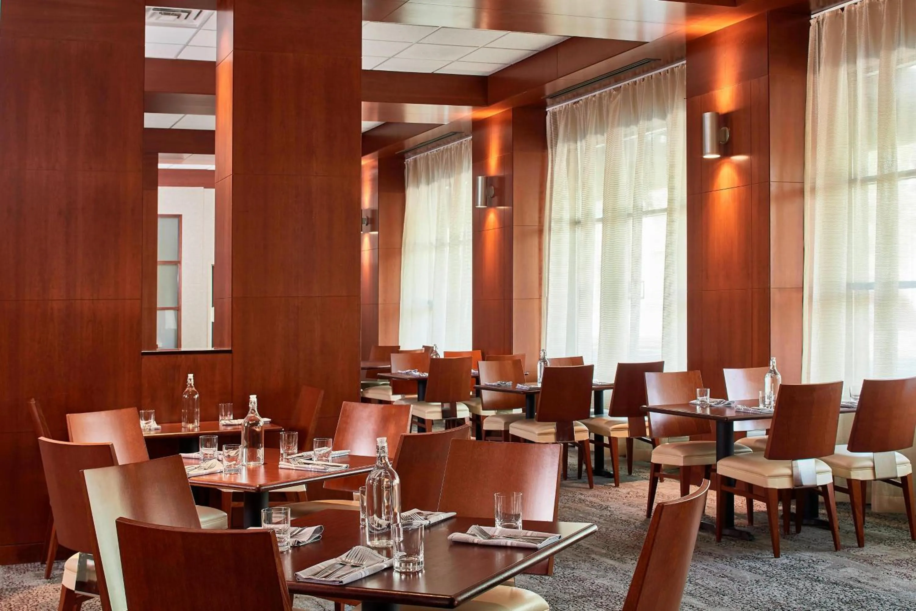 Lounge or bar in Courtyard Portland Downtown / Convention Center