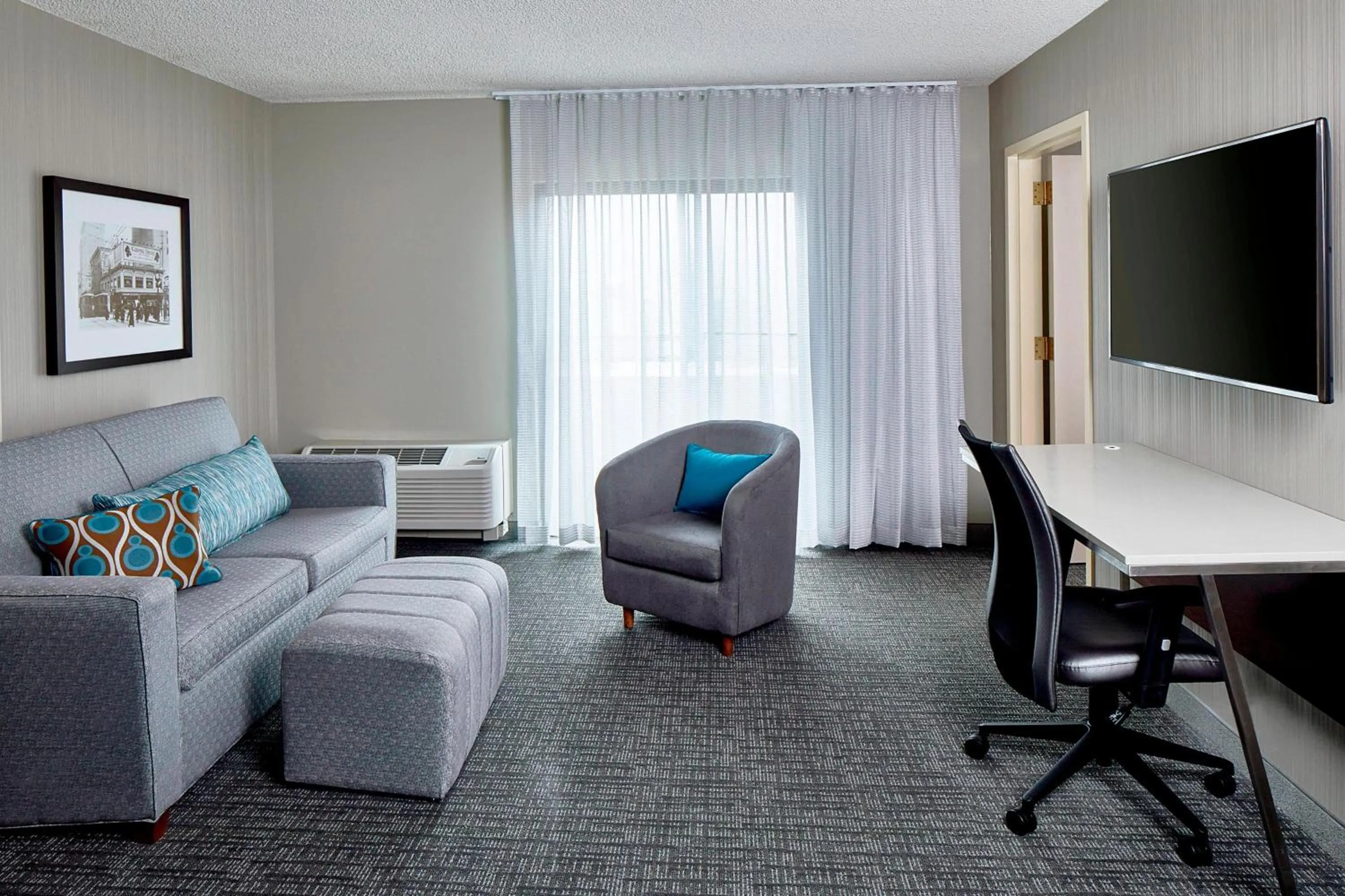 Photo of the whole room in Courtyard Portland Downtown / Convention Center