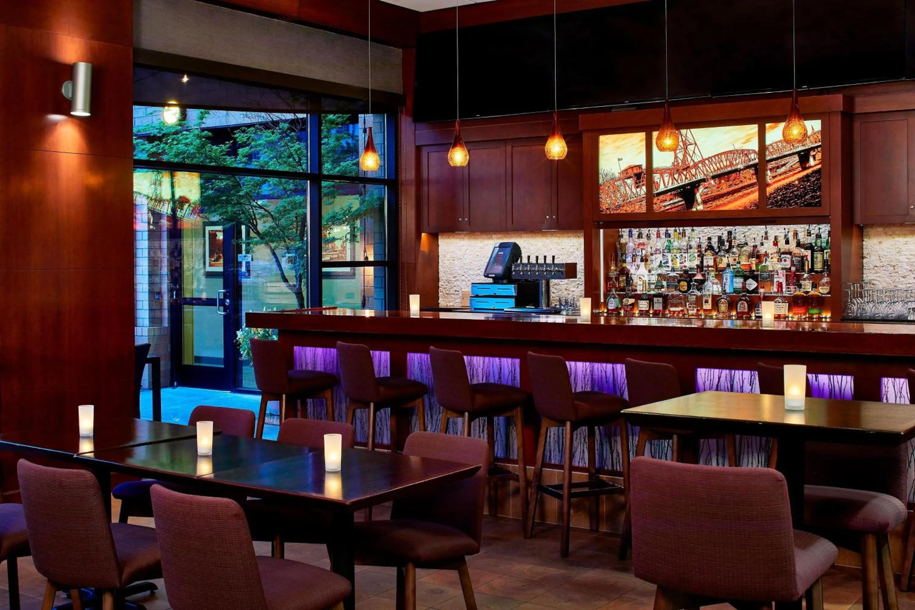 Lounge or bar in Courtyard Portland Downtown / Convention Center