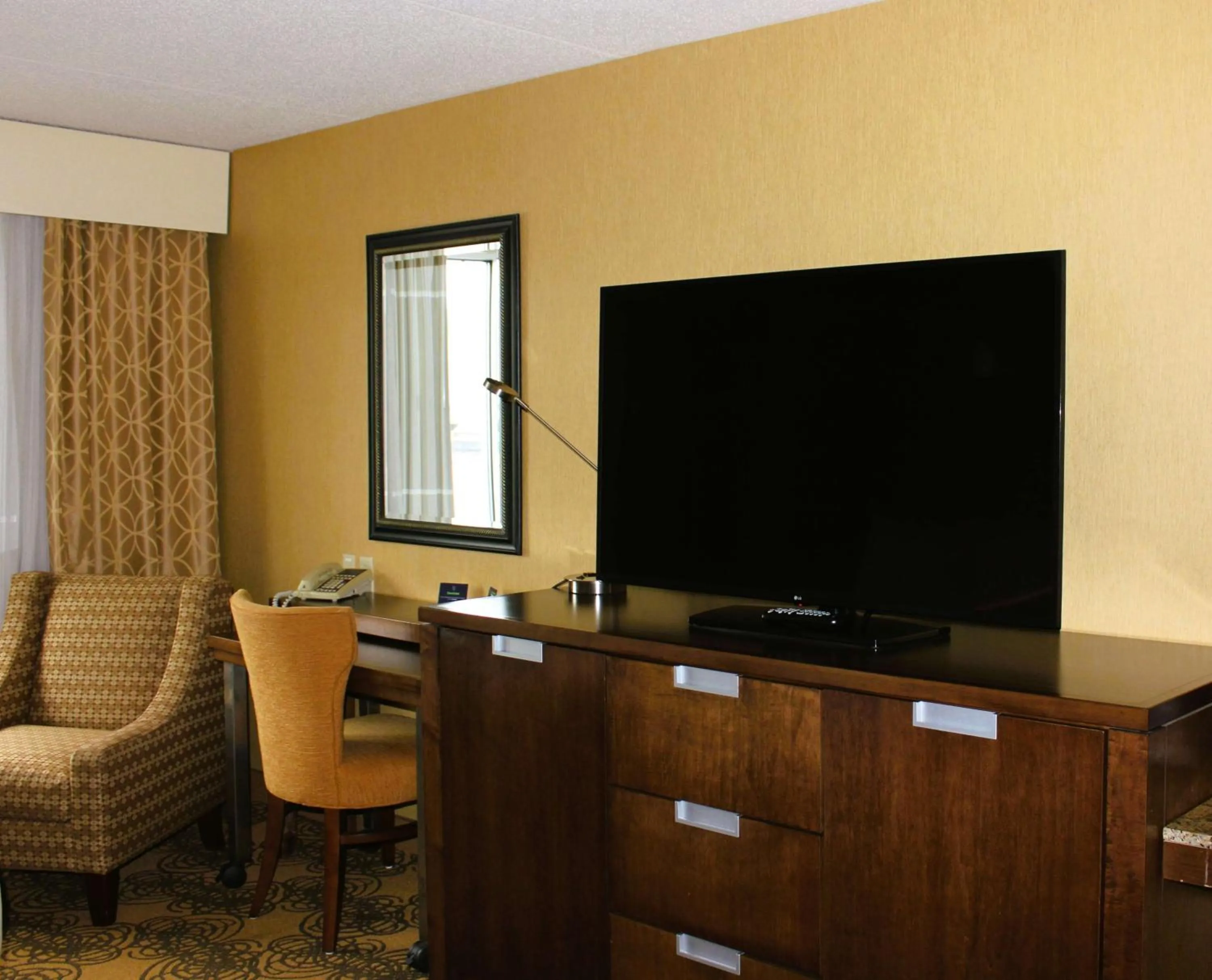 Bedroom in DoubleTree by Hilton Bay City - Riverfront